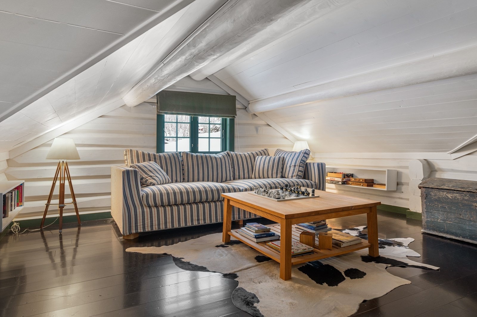 Fin utsikt til Trysilfjellet fra vinduet i stuen på hemsen. Galleribilde