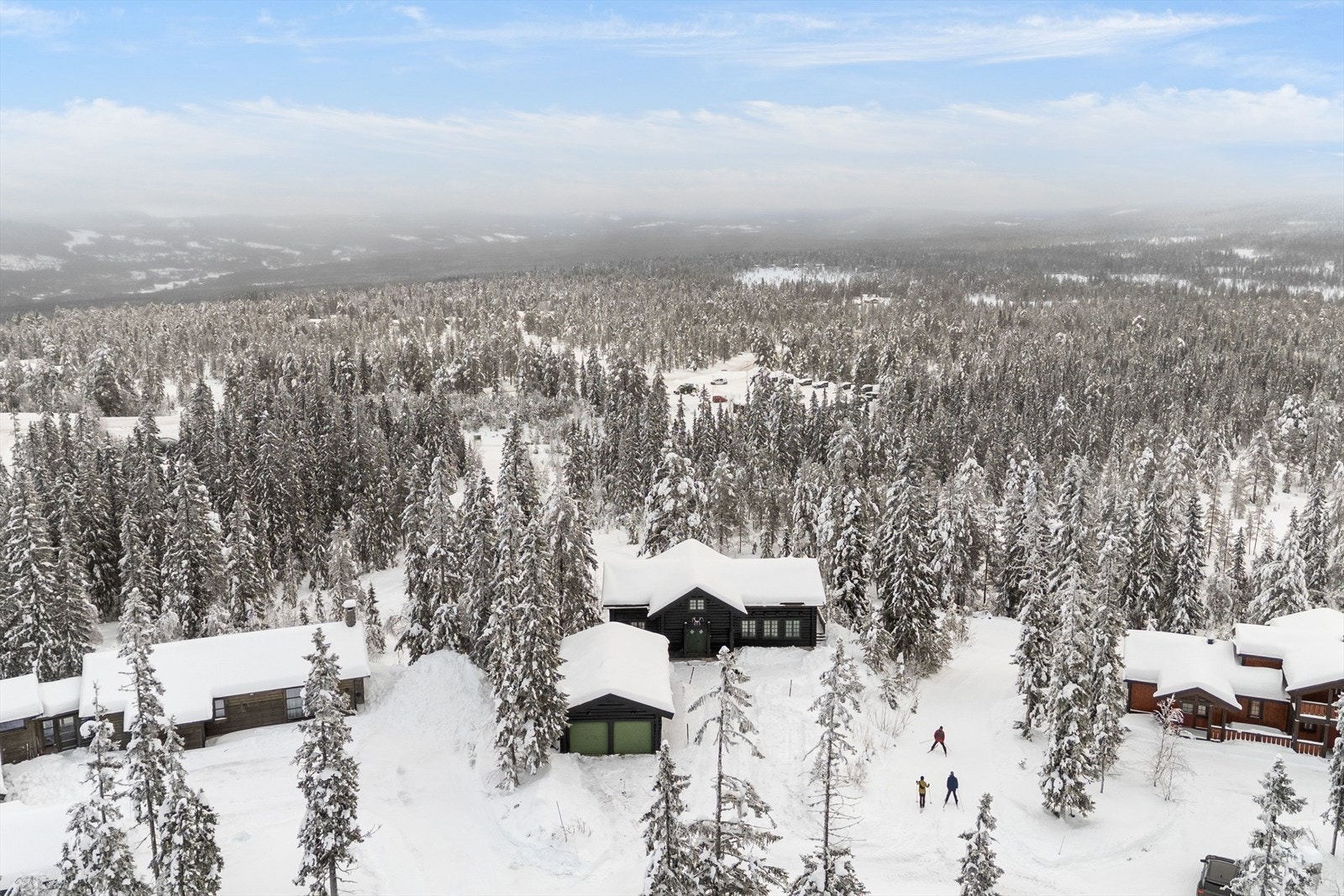 Hyggelig nabolag og romslig tomt med ski-inn rett i tomtegrensen. Galleribilde