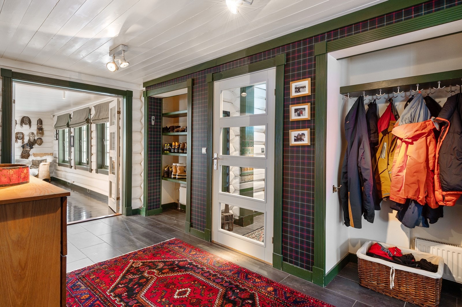 Romslig e
ntre med dedikert plass til fottøy og skitøy, begge med radiator for tørk. Galleribilde