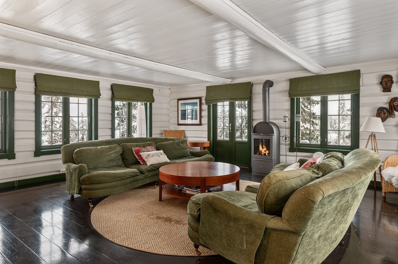 God og romslig stue med plass til mange. Galleribilde