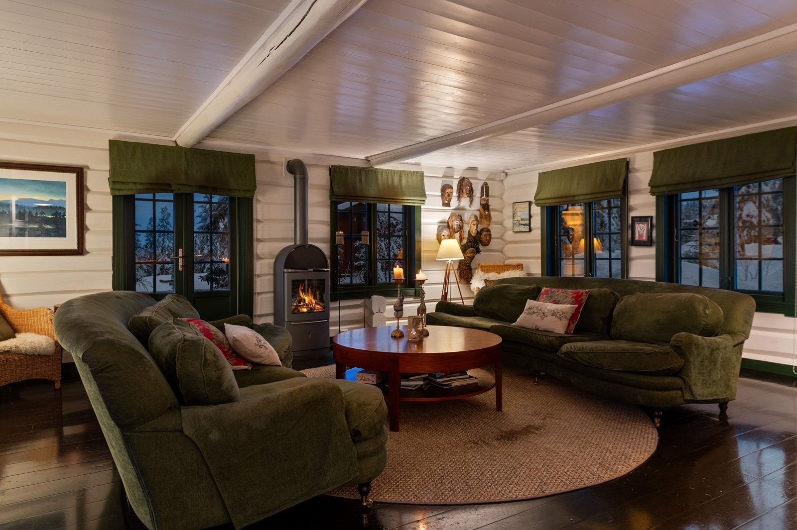 Dagligstue med utgang til balkong, utsikt til dalen på sørsiden og Trysilfjellet på nordsiden. Galleribilde