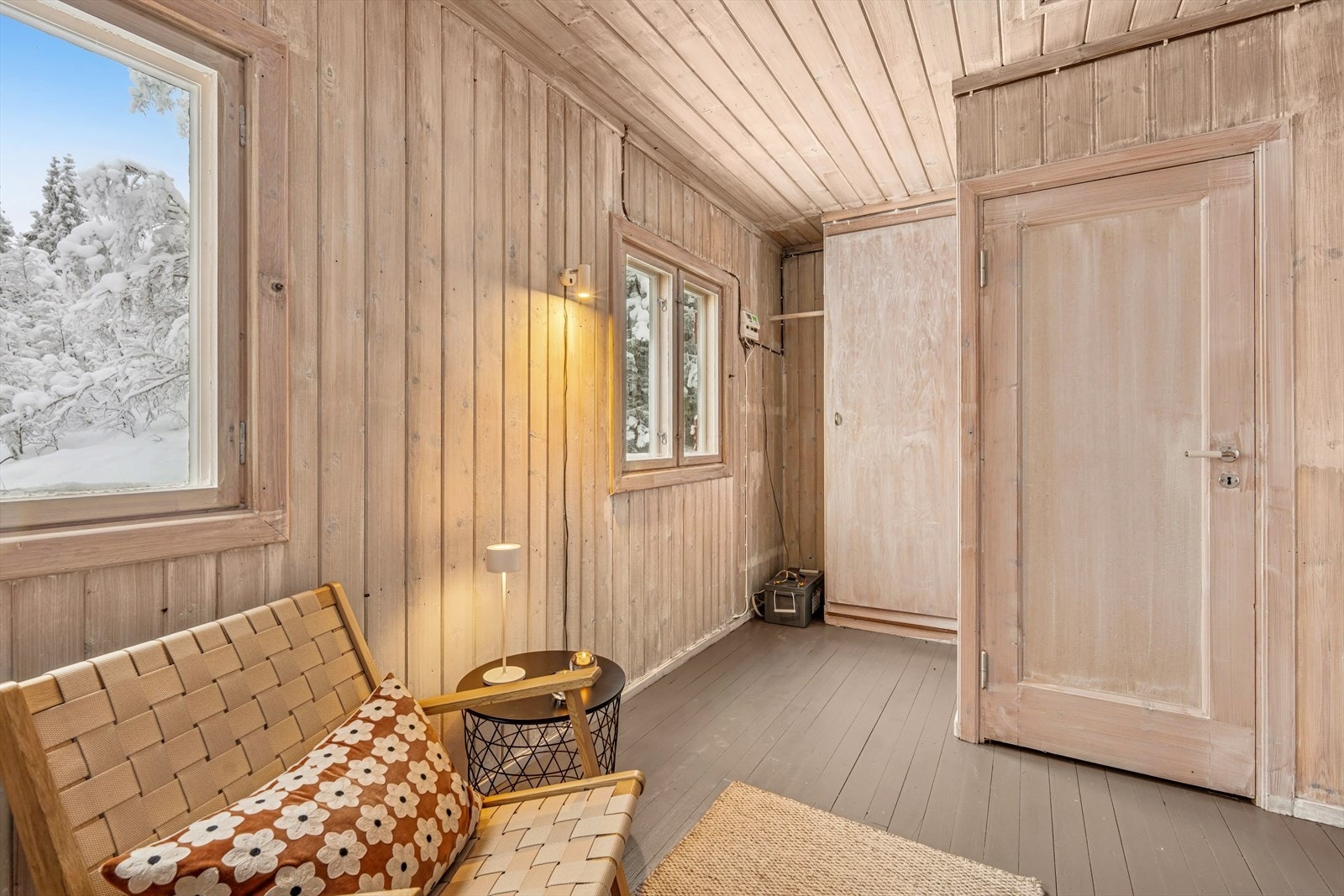 Her er det både et plassbygd garderobeskap og adgang til dorom utstyrt med en toalettløsing av typen porta potti. Galleribilde