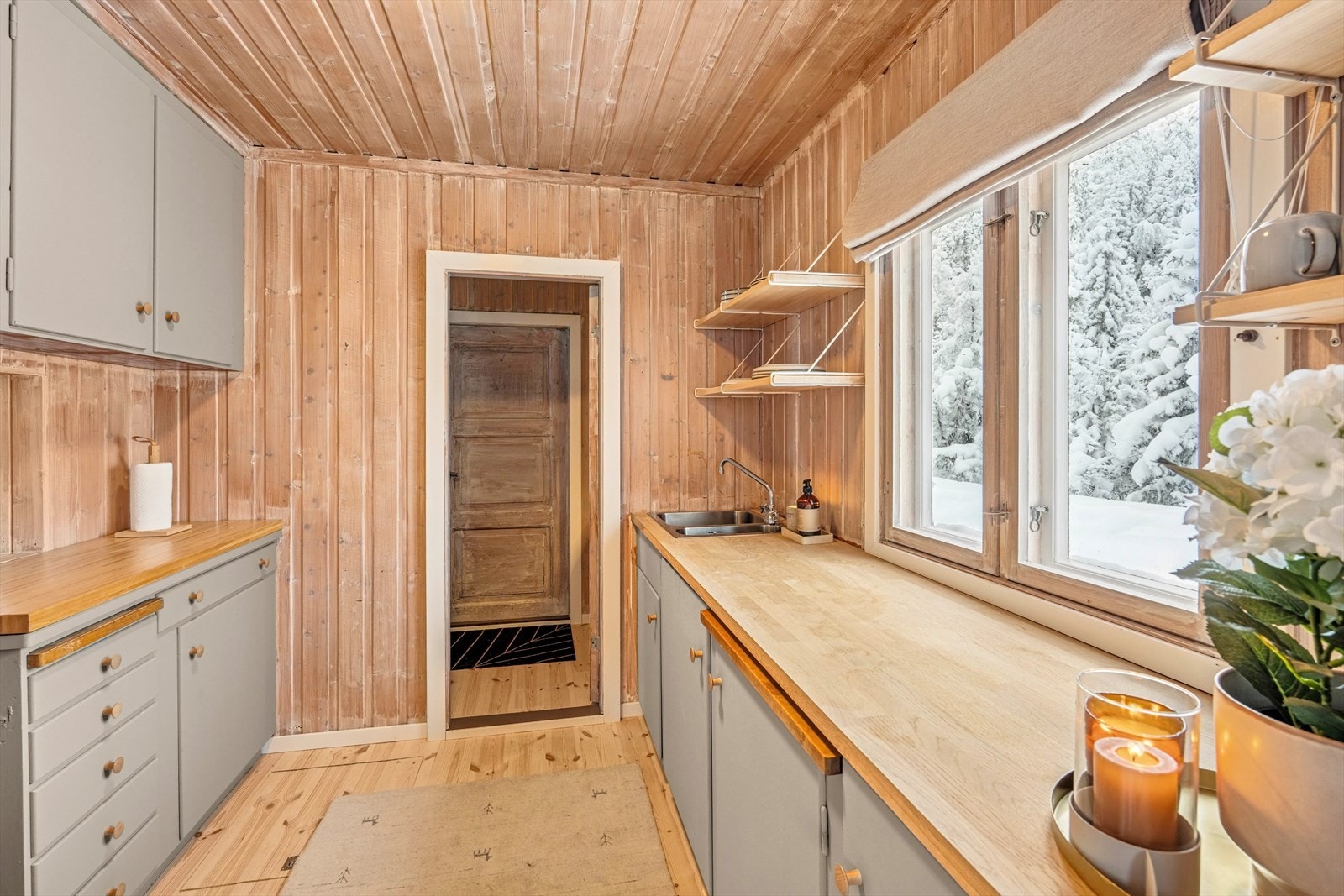 Kjøkkenet har en eldre innredning med både over- og underskap som har slette fronter. Galleribilde