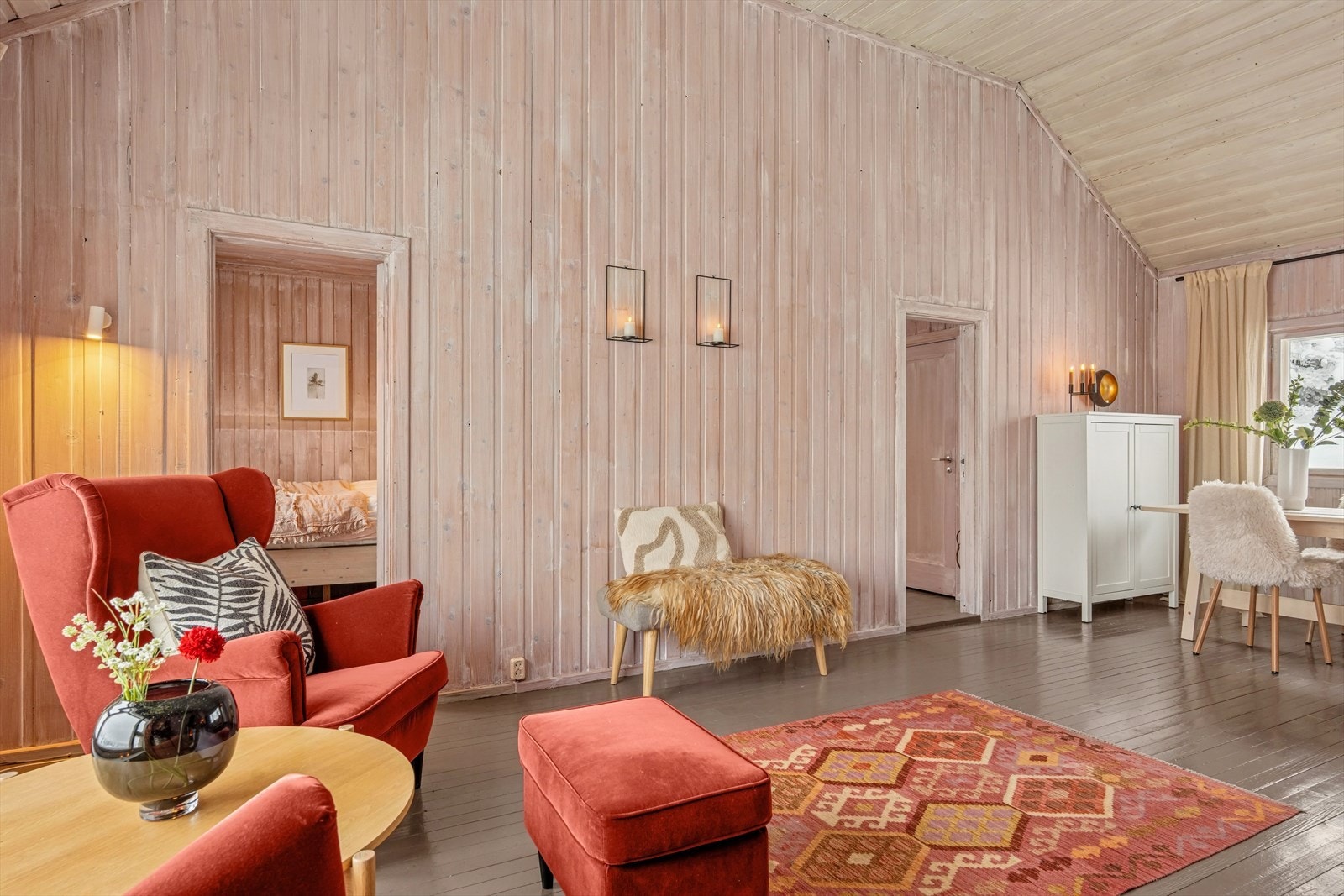 Hytten har en planløsning over ett plan, samt lagerhems på ca. 16 kvm. Galleribilde