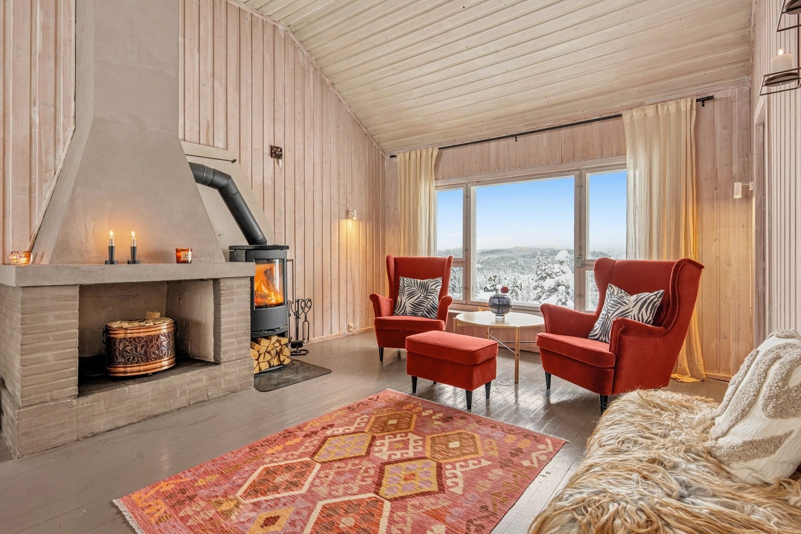 Stuen er lys og trivelig med plass til flere møbleringsmuligheter for å skape den stuen du selv ønsker. Galleribilde