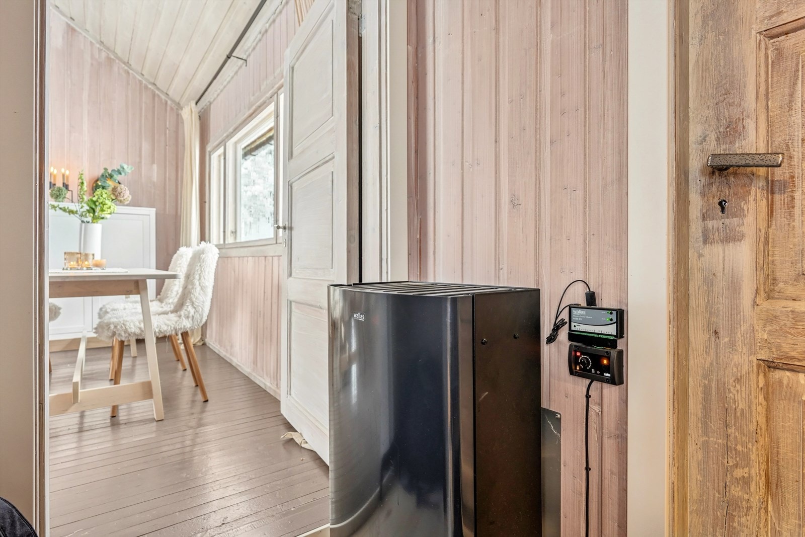 Wallas parafinkamin ble montert i 2023 med 175 liters utvendig tank og fjernstart - med "ring hytta varm" funksjon. Galleribilde