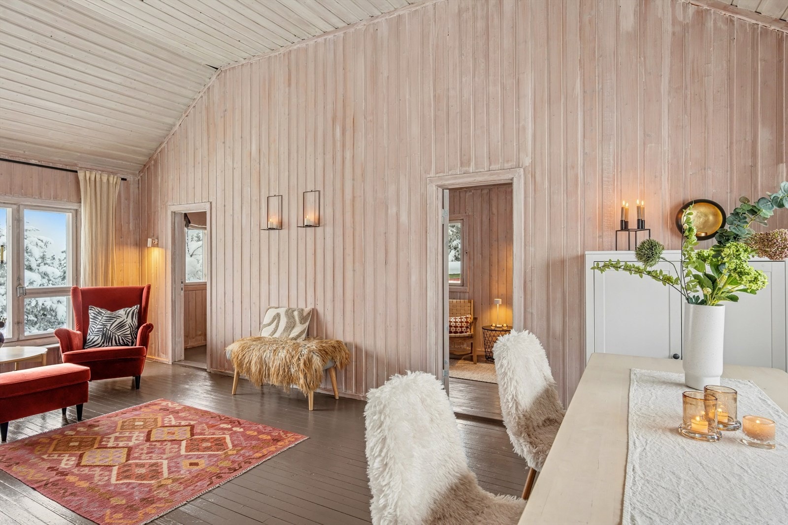 Hytten har lagt nye gulv i stue, kjøkken og soverom i 2024. Galleribilde