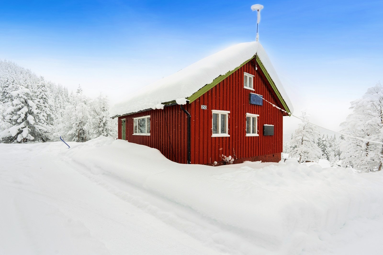Hytten er omgitt av vakker natur og spredt hyttebebyggelse. Galleribilde