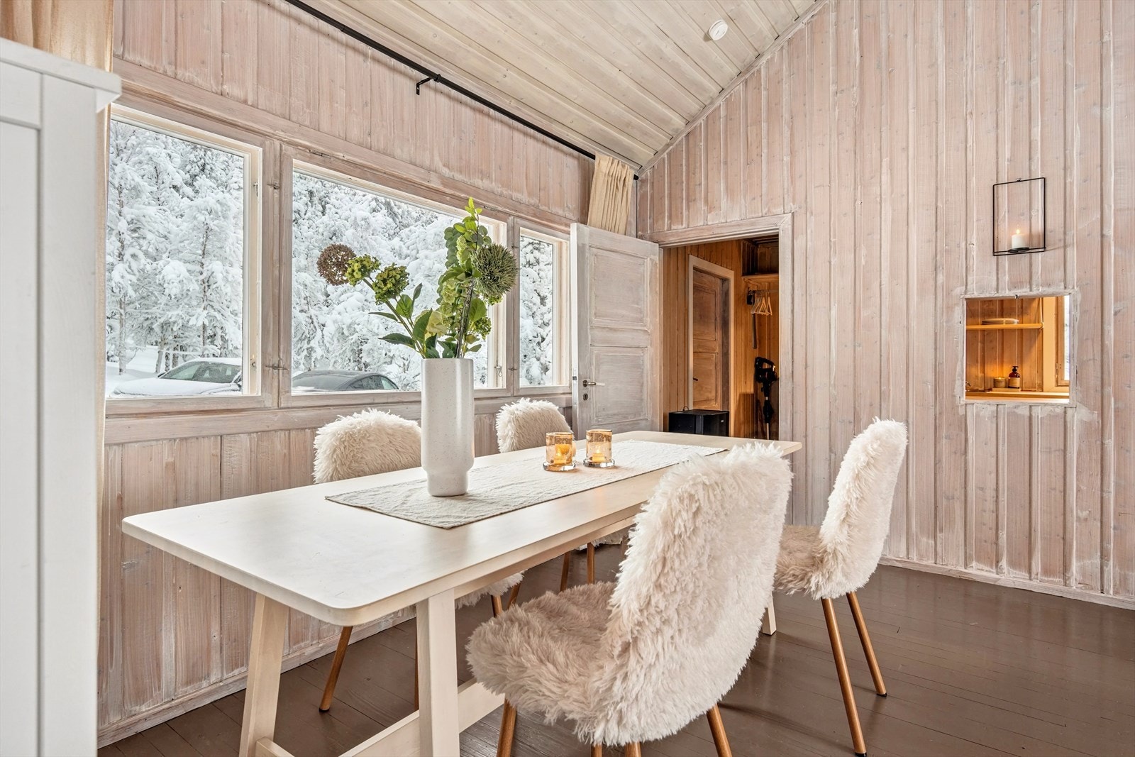 I tilknytning til kjøkkenet, kan spisebord enkelt plasseres. Galleribilde