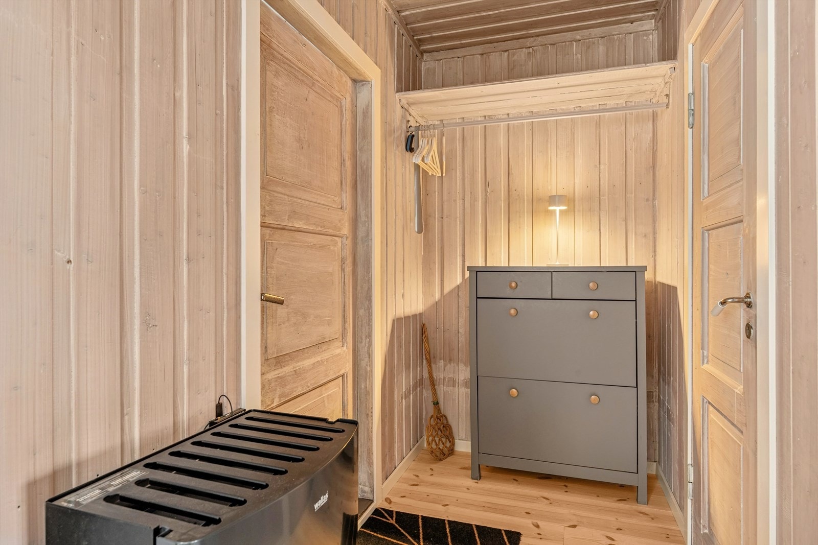 Her ønskes du velkommen inn i et vindfang med plass til å henge fra seg ytterklær. Galleribilde