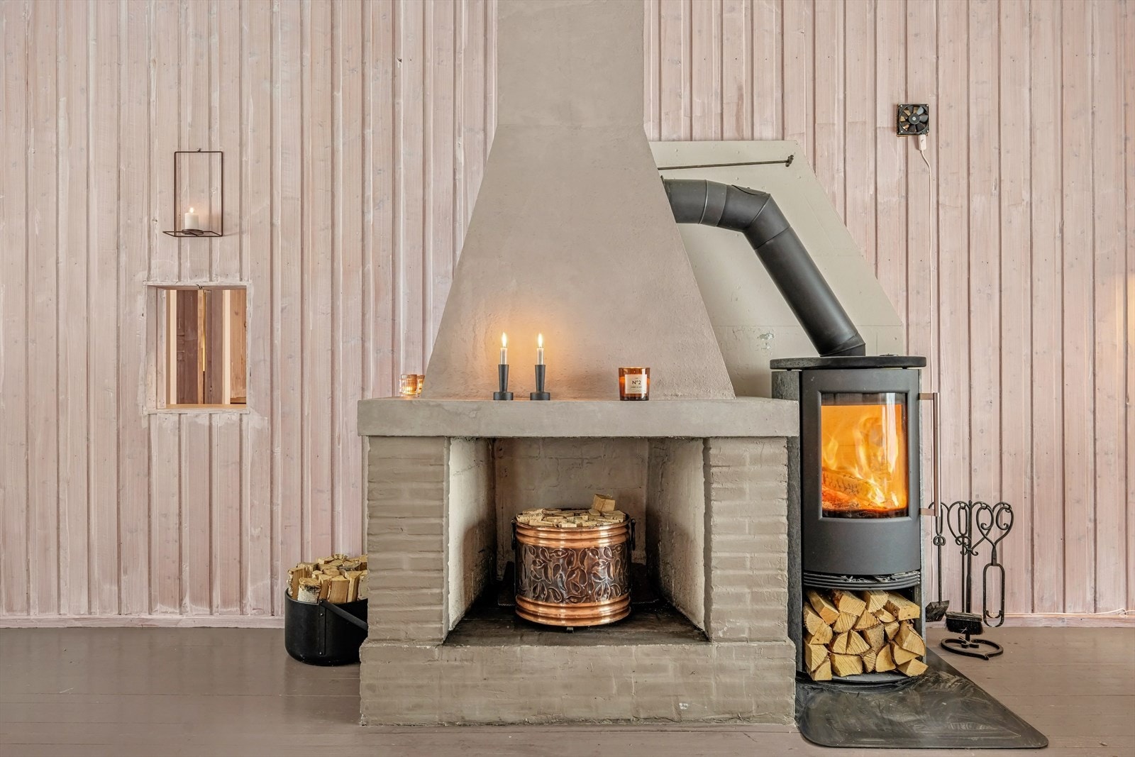 I stuen er det også murt åpen peis. Galleribilde