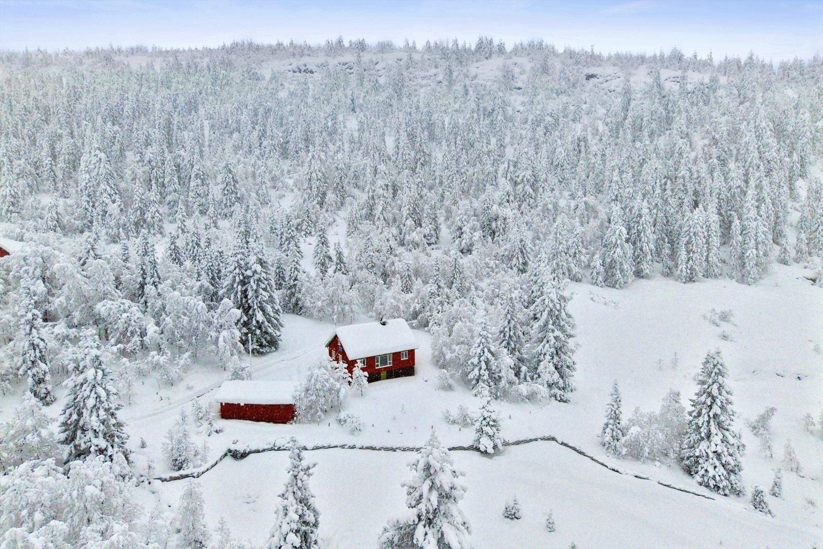 En sjarmerende fritidseiendom som ligger usjenert og flott til på Liaåsen ca. 870 moh med gode solforhold. Galleribilde