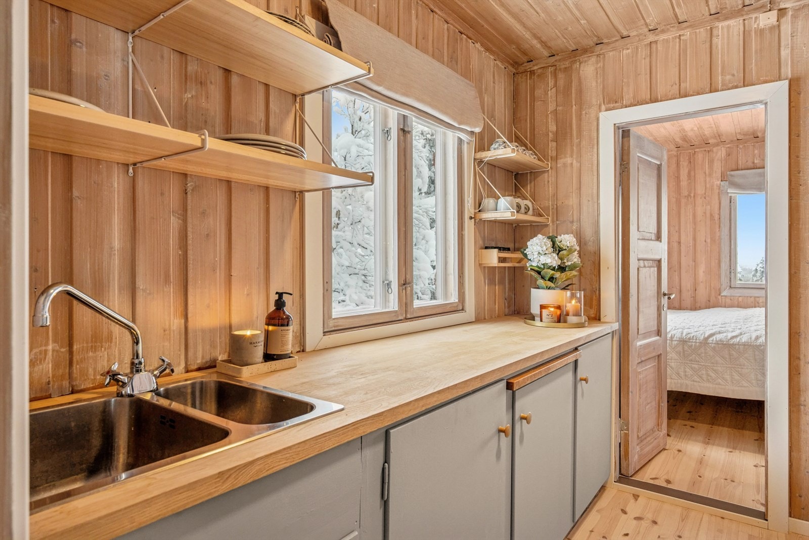 Benkeplaten er av laminat og ble montert ny i 2023, med en nedfelt utslagsvask fra 2024. Galleribilde