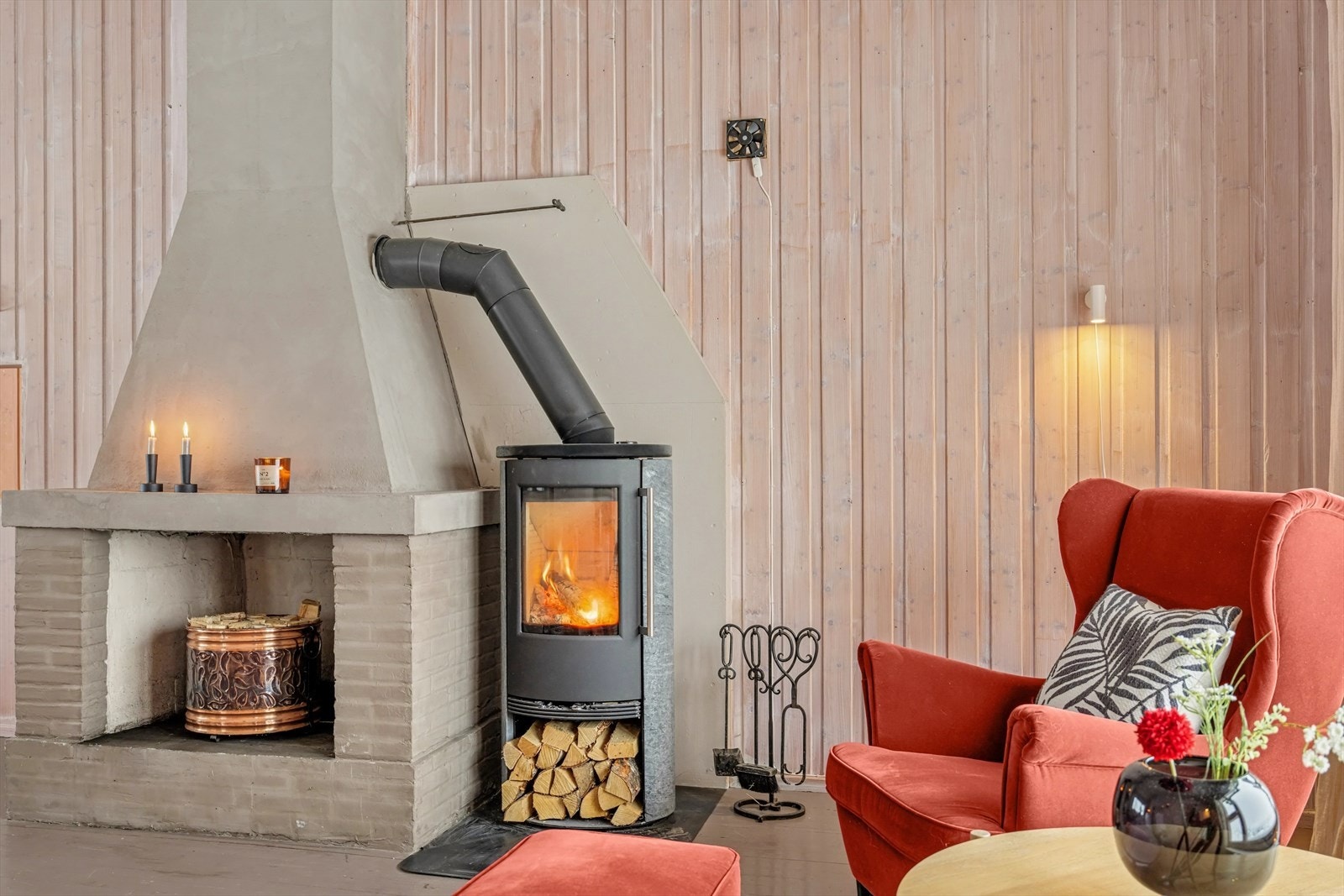 Det er montert en fin klebersteinsvedovn i 2020 for hygge og varme på kalde dager. Galleribilde