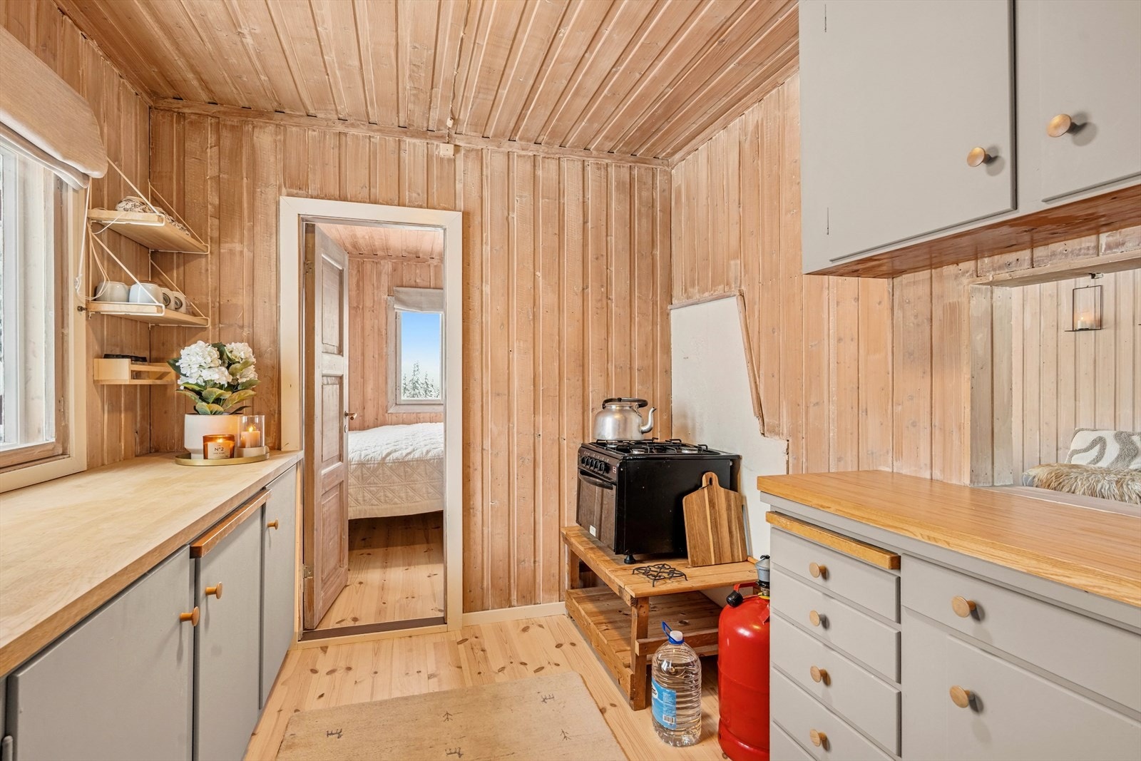 Kjøkken fikk nytt gulv i 2024. Galleribilde