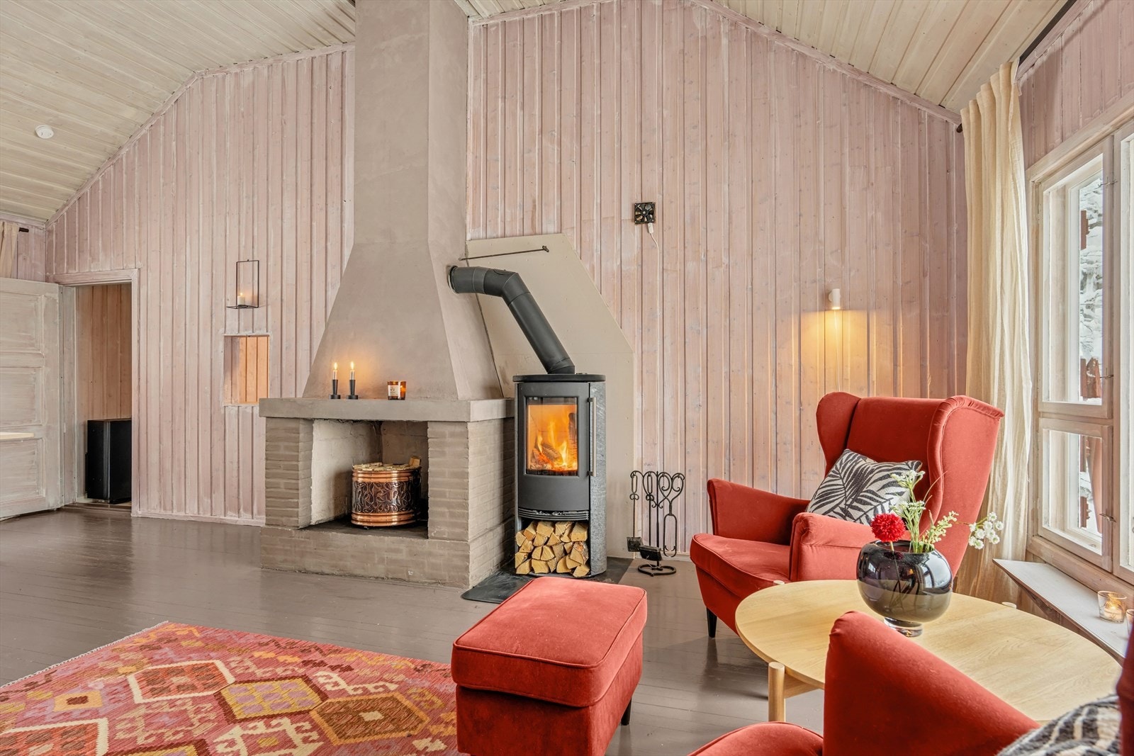 Stuen har god takhøyde som gir en luftig følelse i rommet. Galleribilde