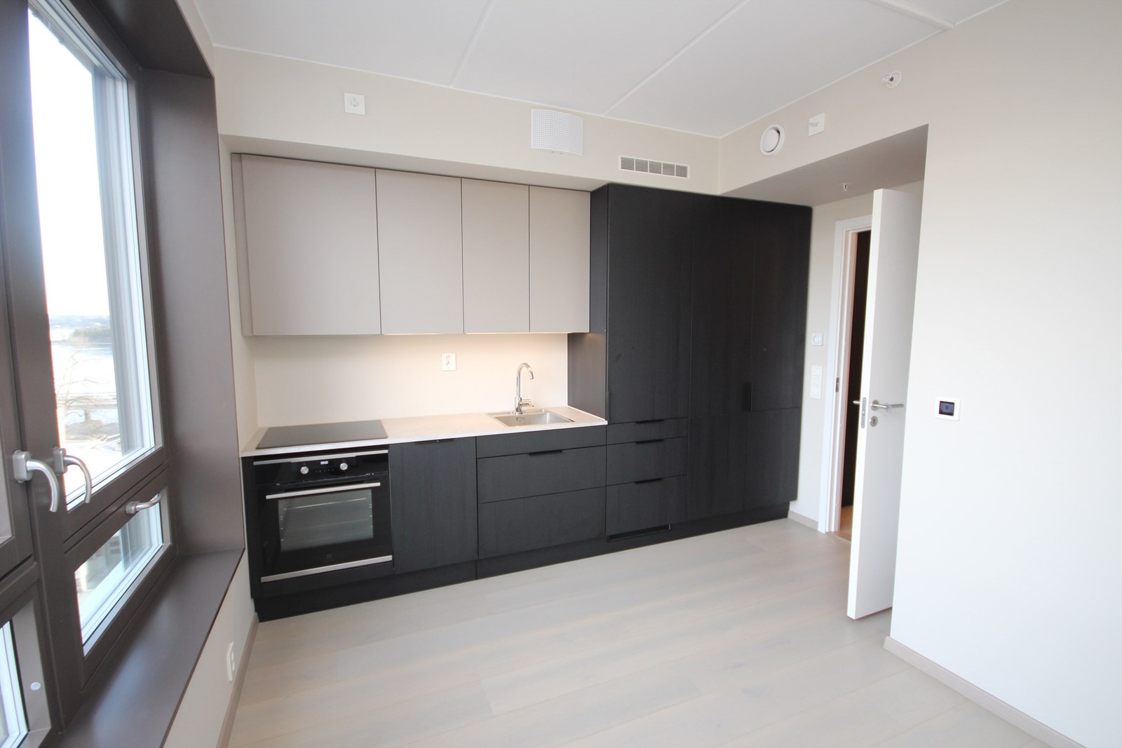 Lekkert kjøkken med rikelig med skapplass Galleribilde