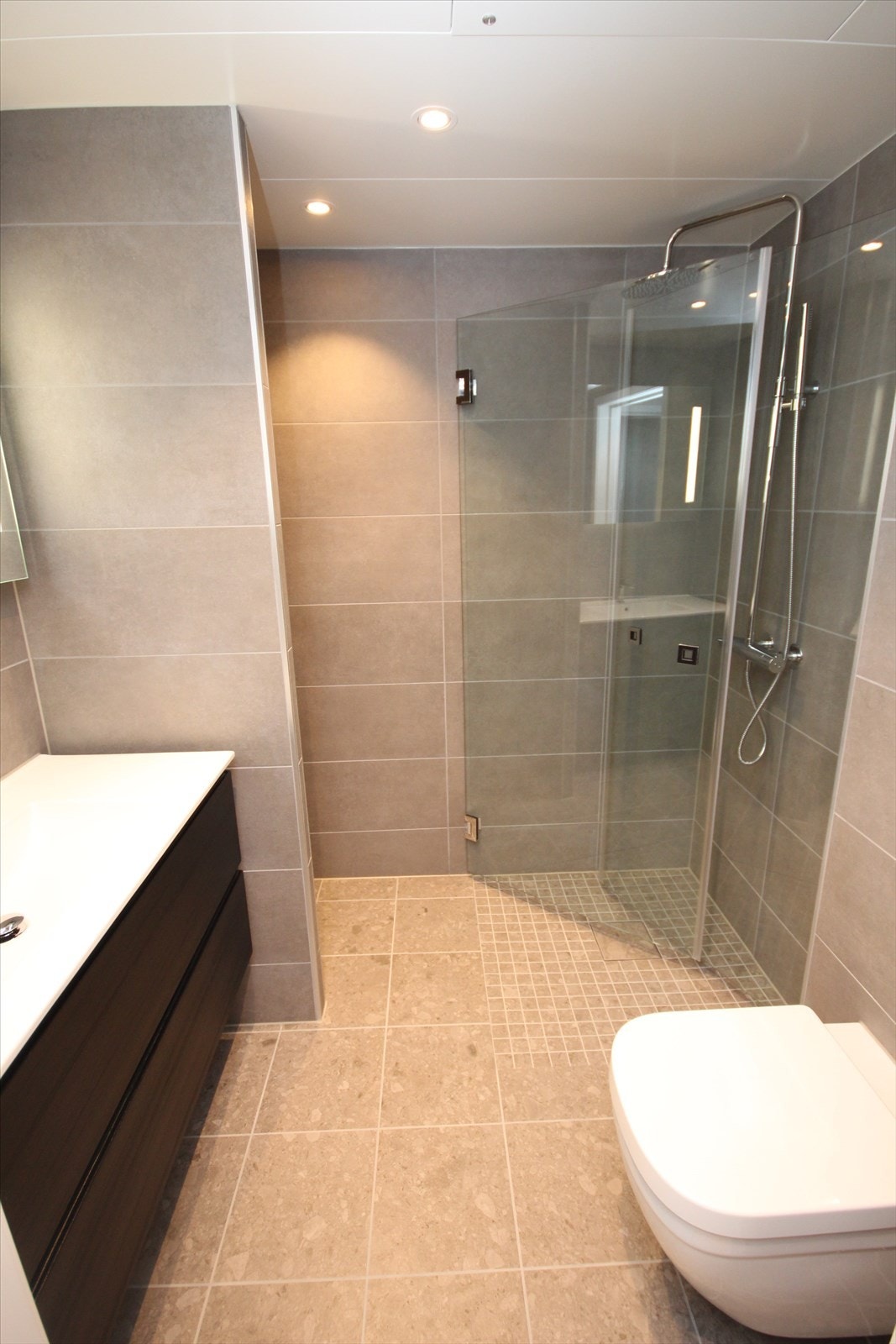 Lekkert flislagt bad. Galleribilde