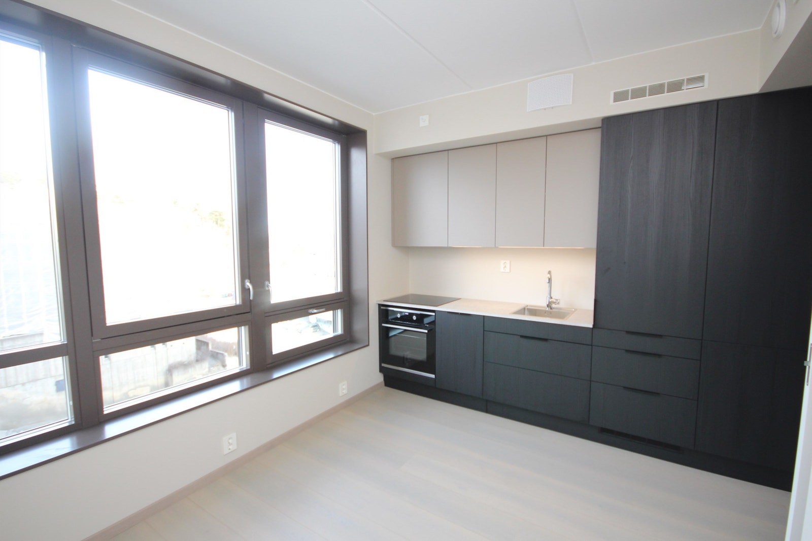 Lyst og luftig oppholdsrom med elektronisk solskjerming. Galleribilde