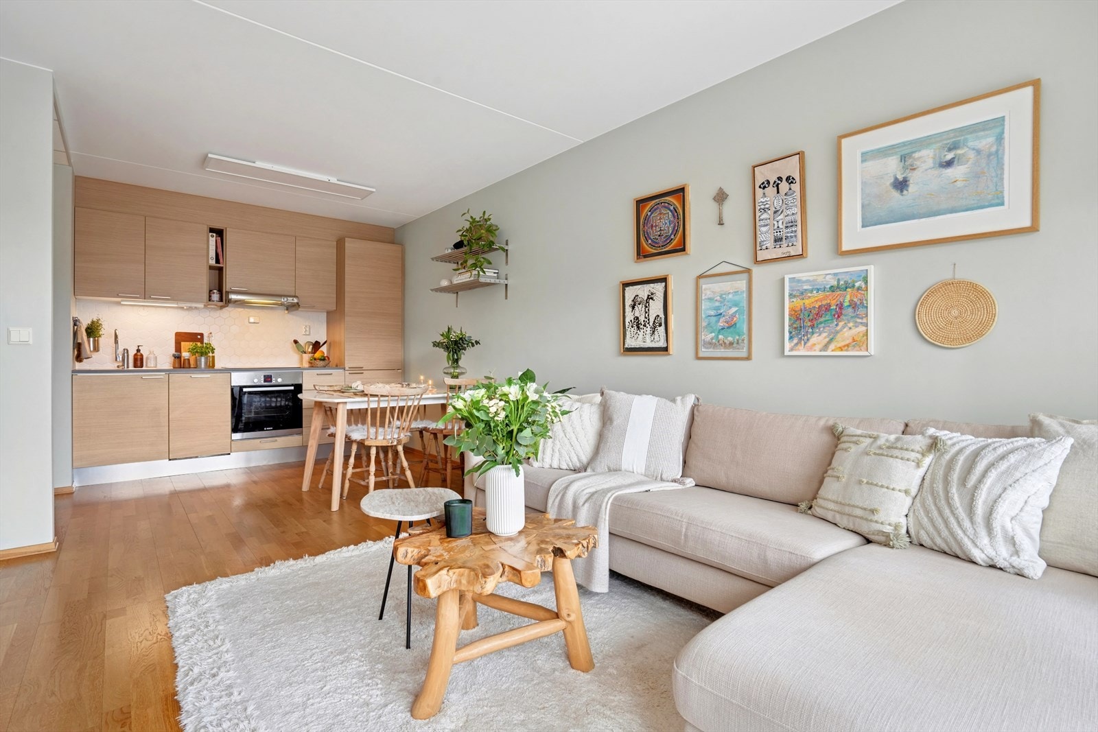 Stue og kjøkken ligger i en åpen og praktisk løsning som gir boligen en lys og luftig atmosfære. Galleribilde