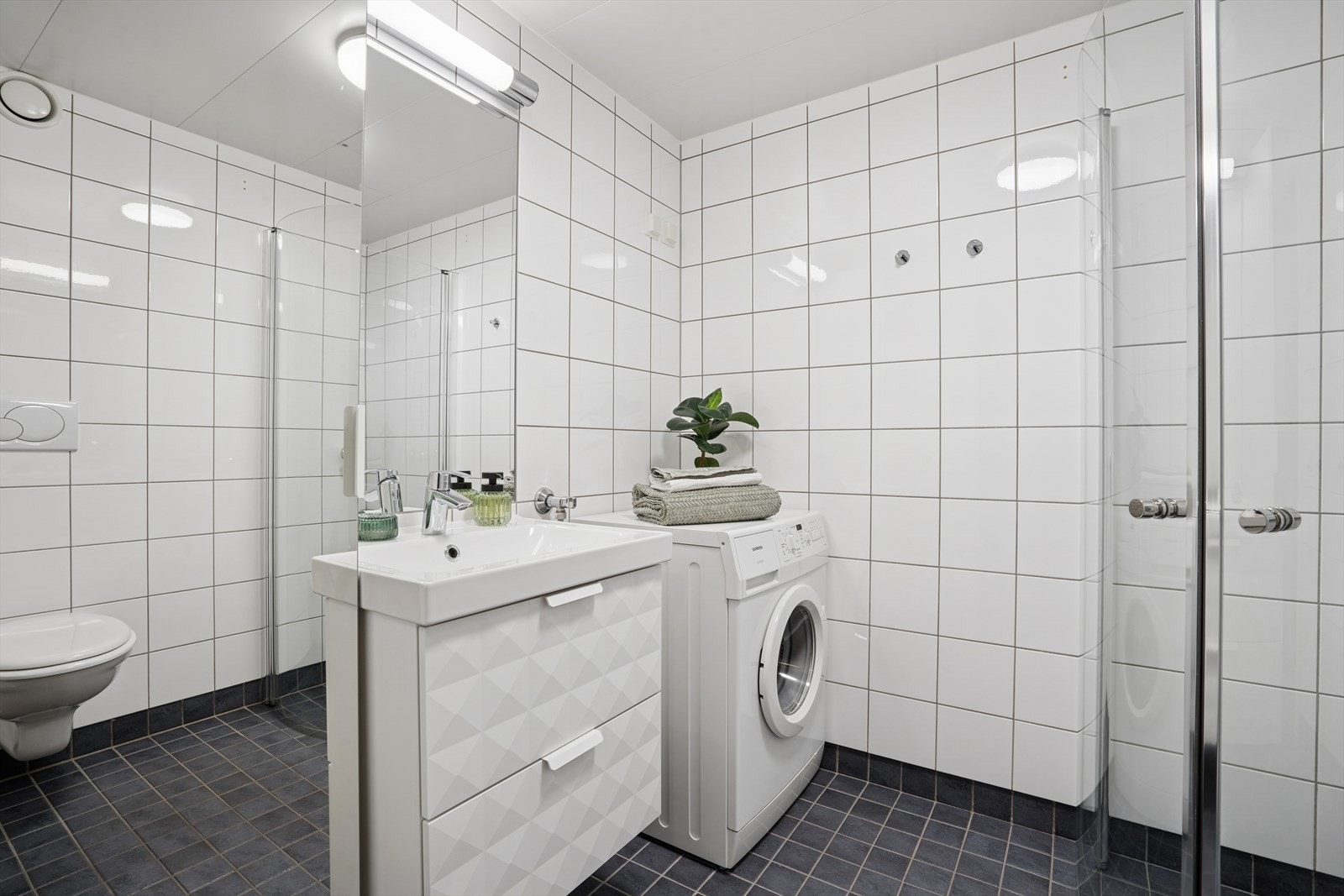 Det har flislagte vegger og gulv, samt varmekabler som gir ekstra komfort. Galleribilde