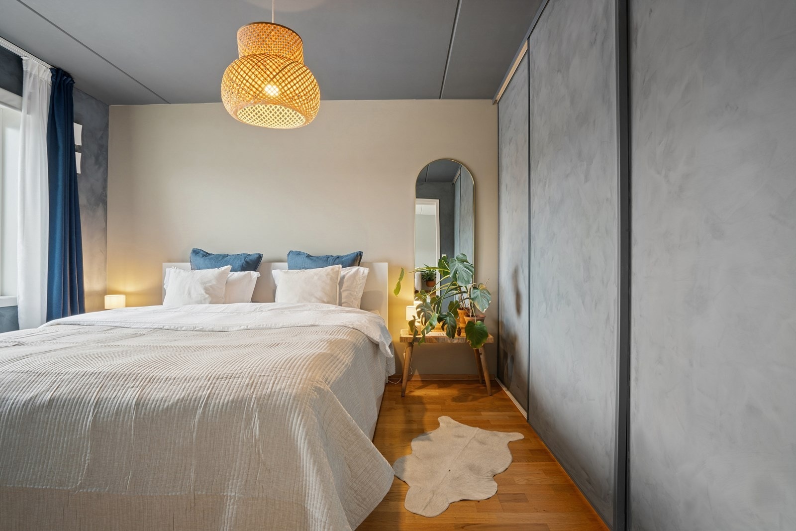 Rommet har et plassbygd garderobeskap som gir rikelig med oppbevaringsplass. Galleribilde