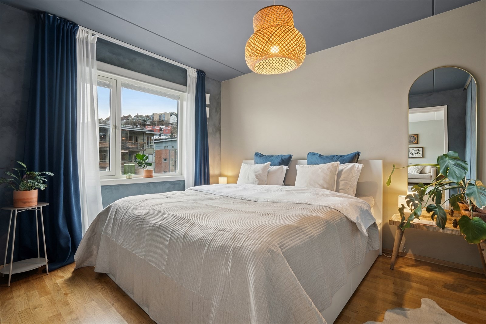 Soverommet oppleves som romslig, med god plass til dobbeltseng og tilhørende møblement. Galleribilde