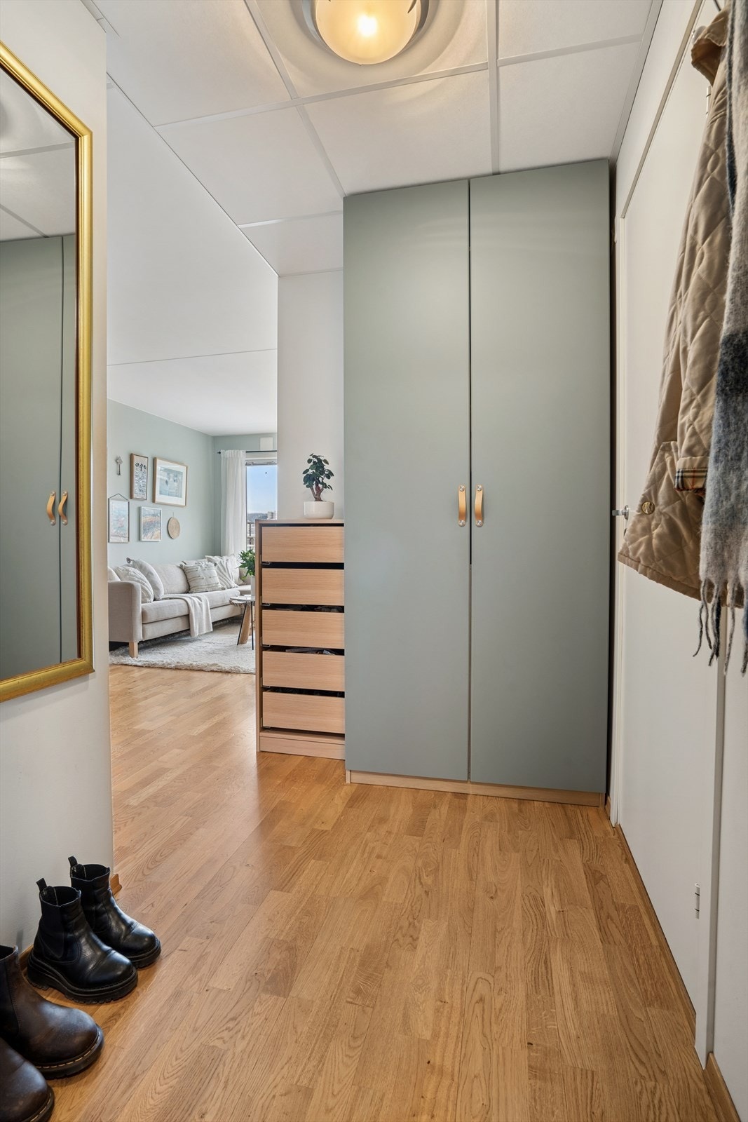 Romslig gang med stor garderobe. Galleribilde