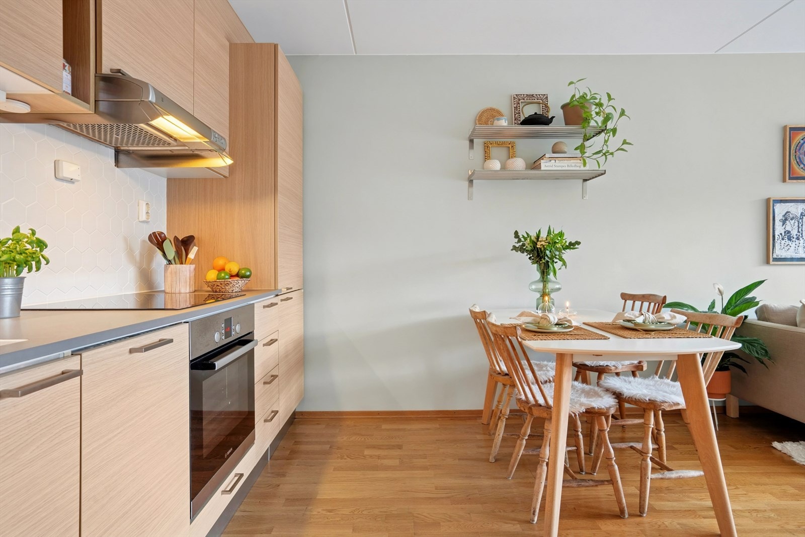 Innredningen har glatte fronter, laminert benkeplate med underlimt oppvaskkum og praktiske fliser lagt mellom benk og overskap. Galleribilde