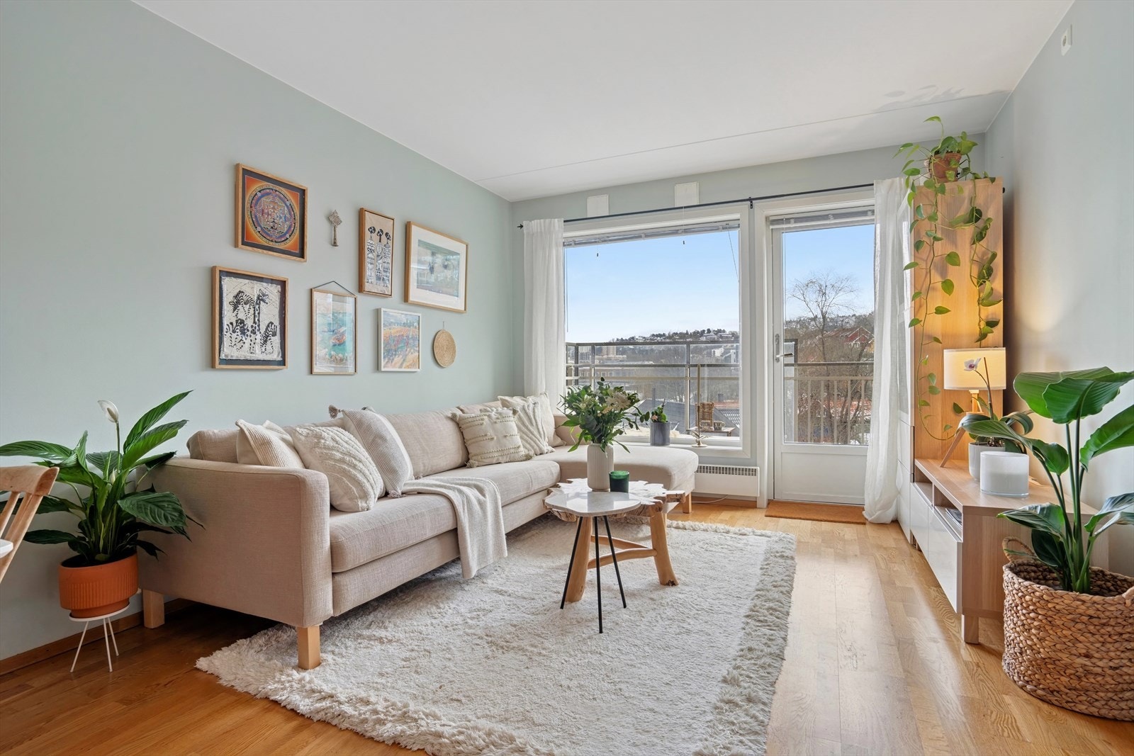 Stuen har god plass til sofagruppe med salongbord, og rommets utforming gir en naturlig plassering for TV. Galleribilde