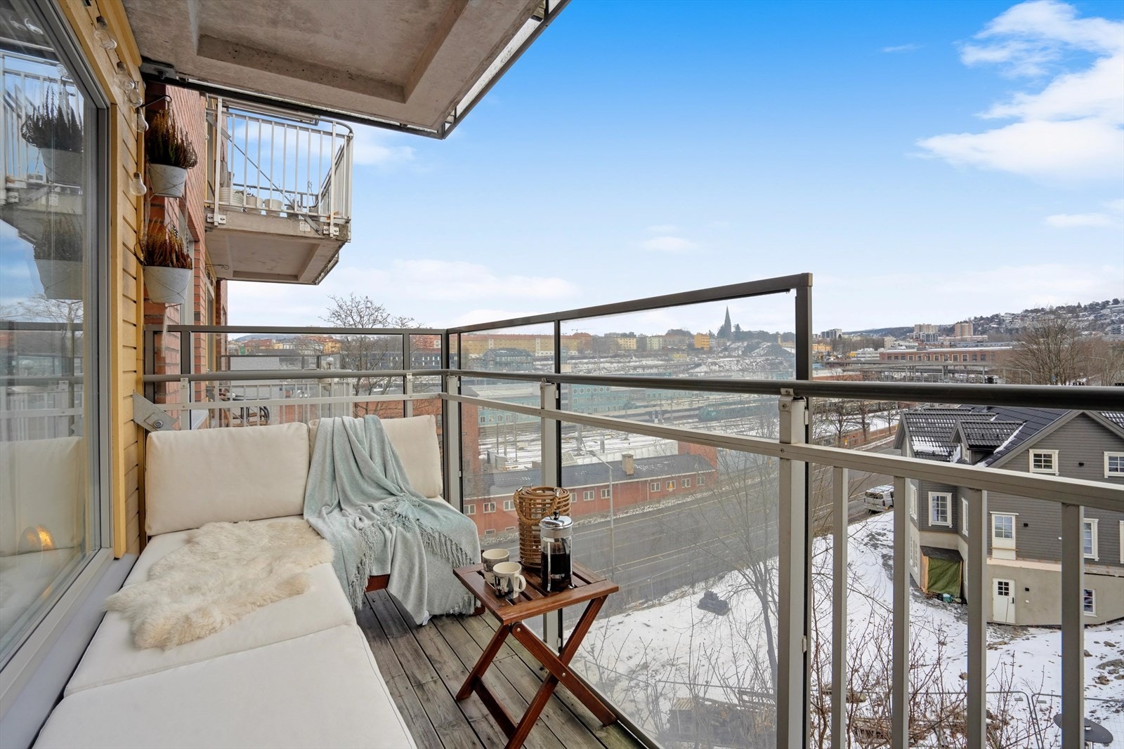 Balkongen er ca. 5 kvm og har god plass til hyggelig balkongmøblement. Galleribilde