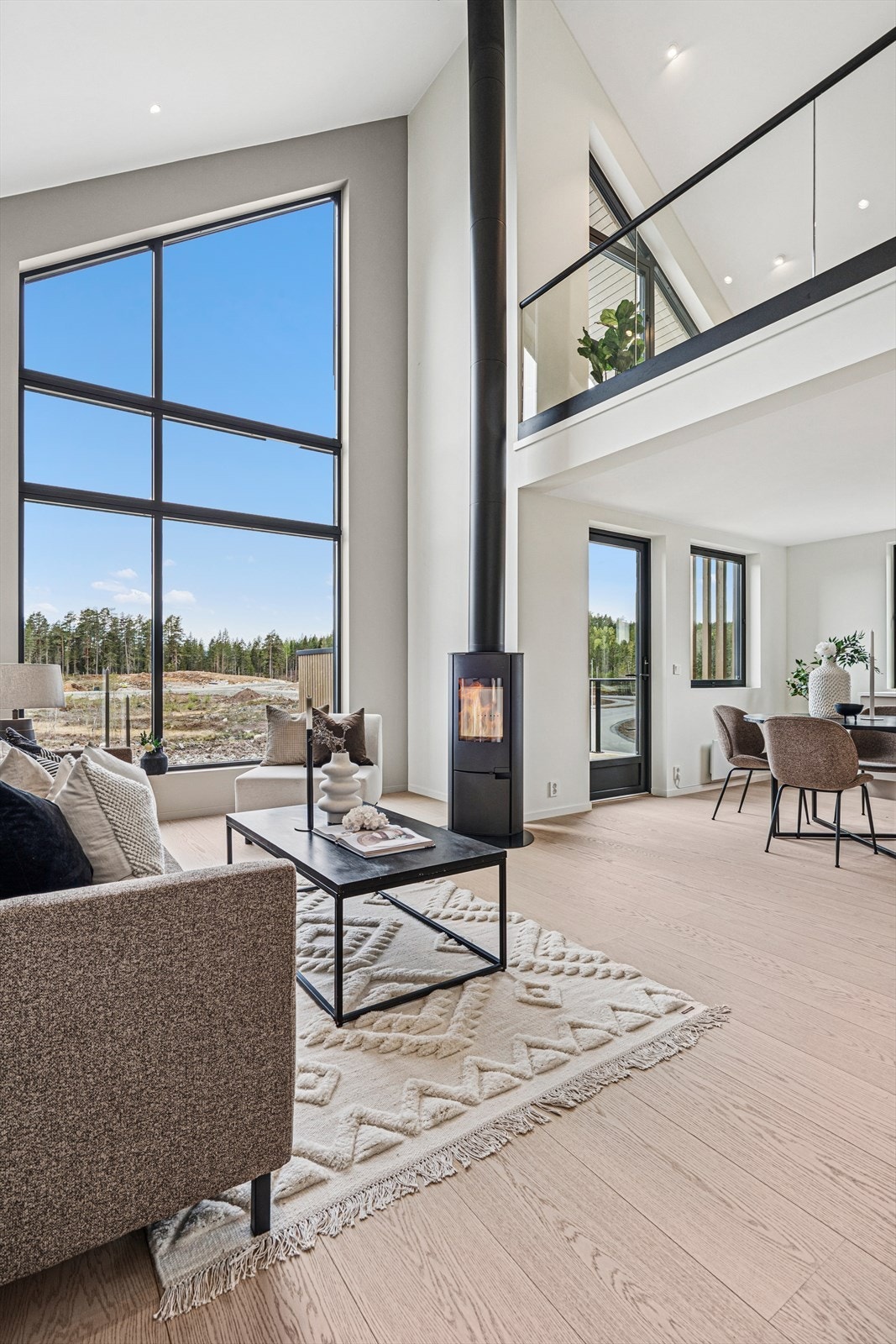 Meget flott og luftig stue med peisovn som skaper en varm og innbydende atmosfære midt i rommet. Galleribilde