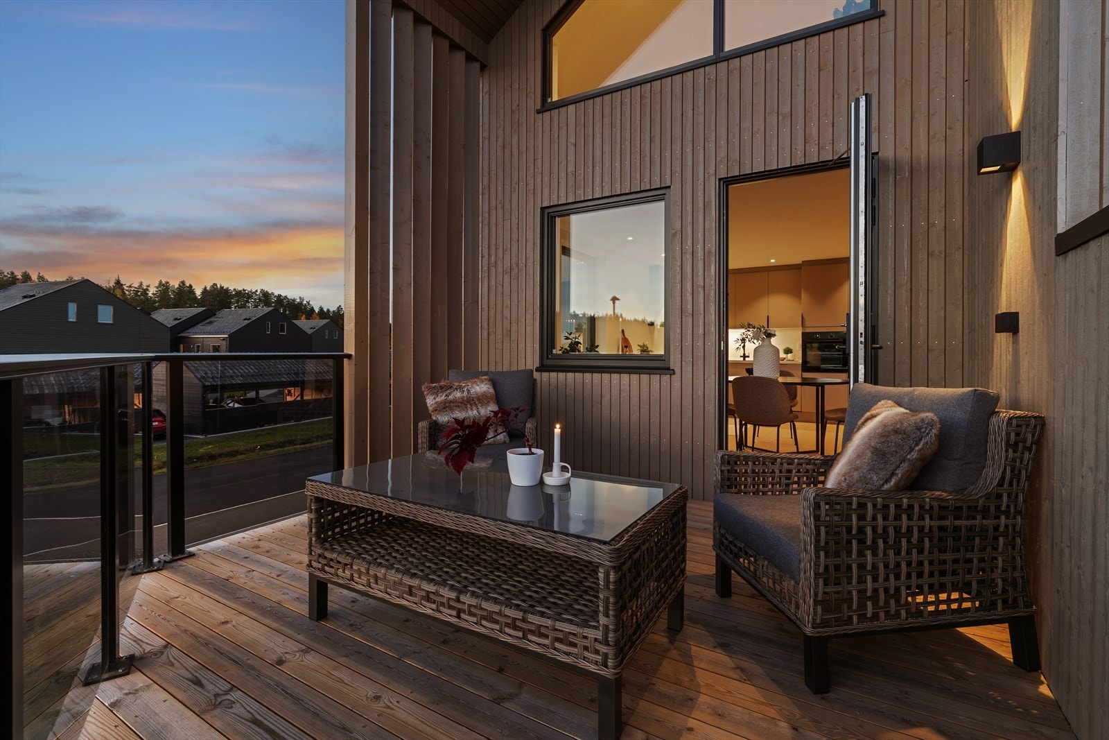 Balkong med utgang fra stue/kjøkken. Bildet er tatt av Hjortetråkket 12. Galleribilde