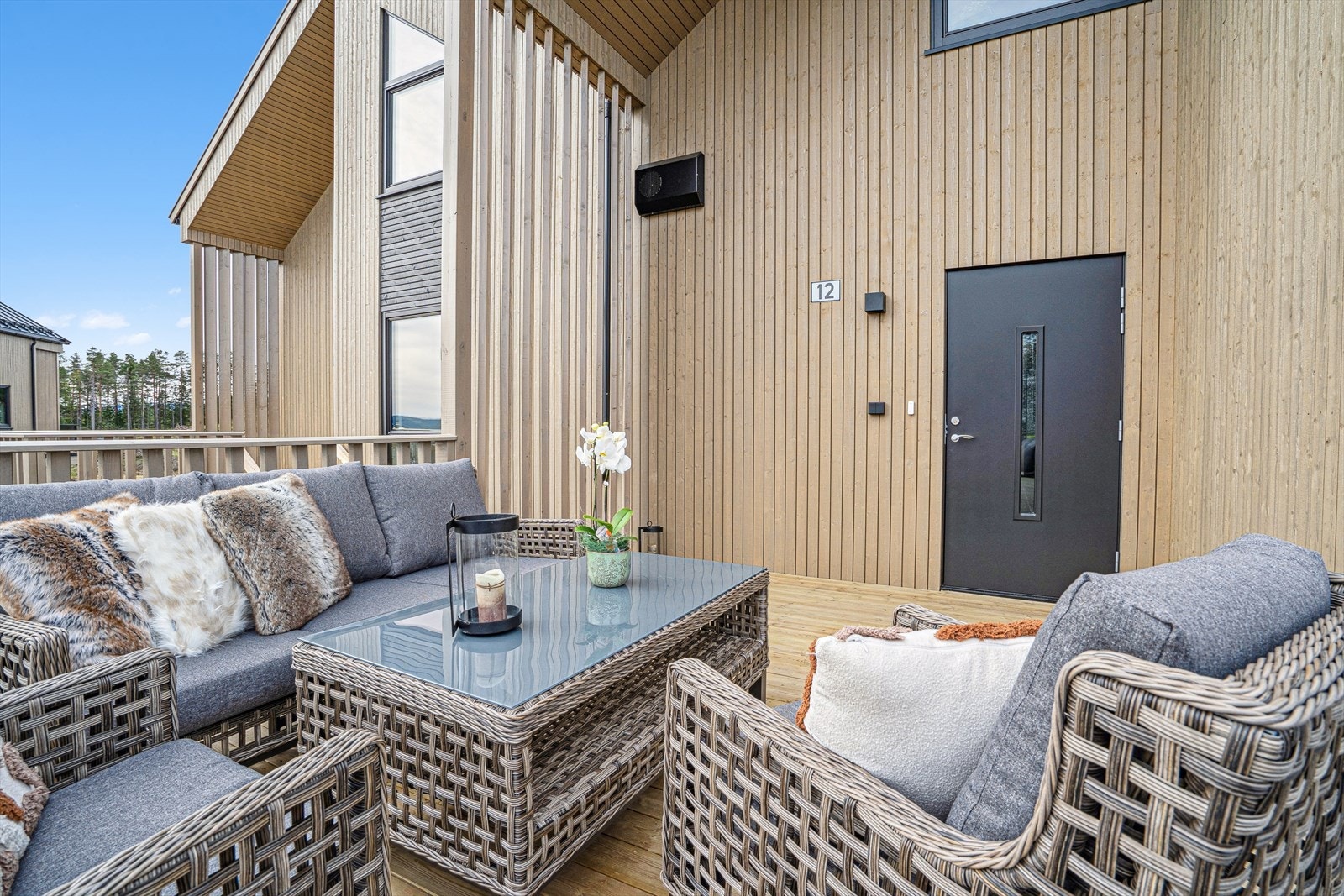 Romslig inngangsparti med mulighet til ønsket utvendig møblement. Bildet er tatt av Hjortetråkket 12. Galleribilde