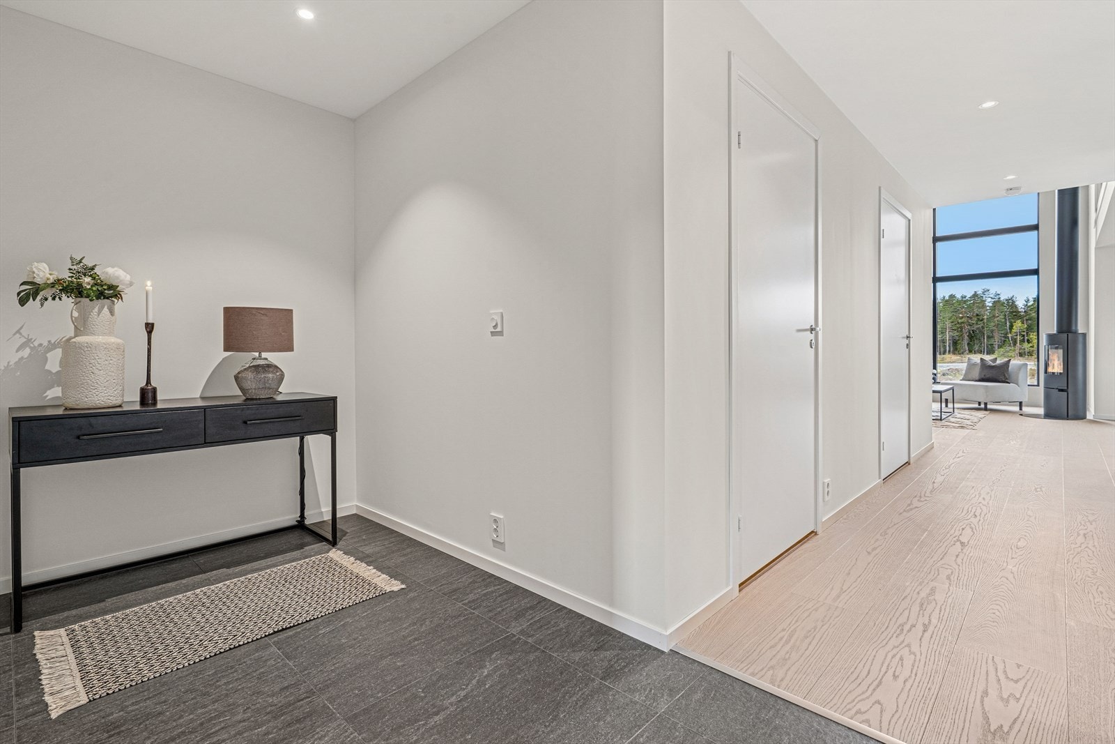 Romslig hall med gode muligheter for garderobeløsning. Innenfor hoveddøren gir entrèen et meget godt førsteinntrykk, og som får deg til å følge deg hjemme fra første stund. Varmekabler i deler av gulv. Galleribilde