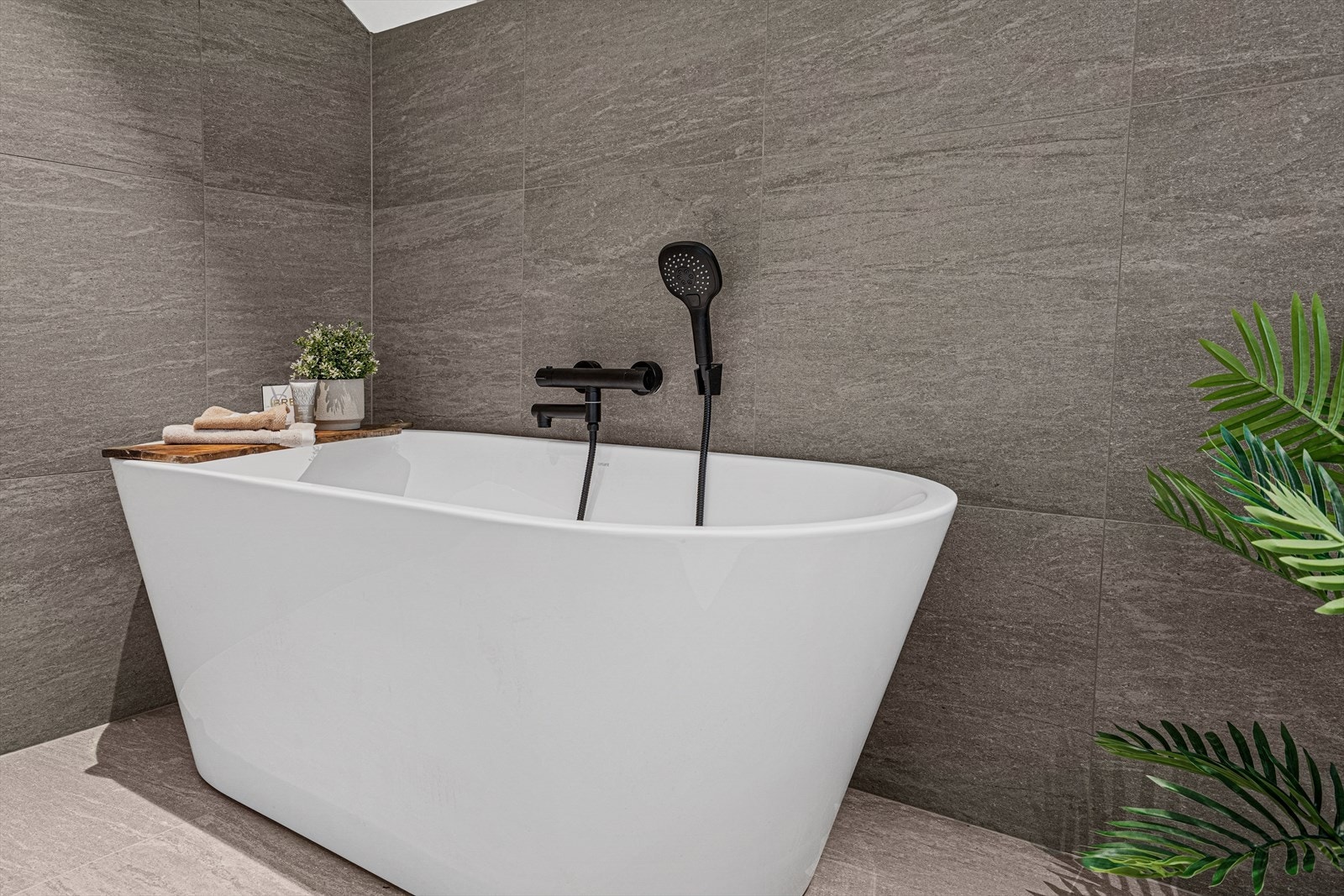 Elegant baderom med stilrent badekar som innbyr til avslapning og velvære. Galleribilde