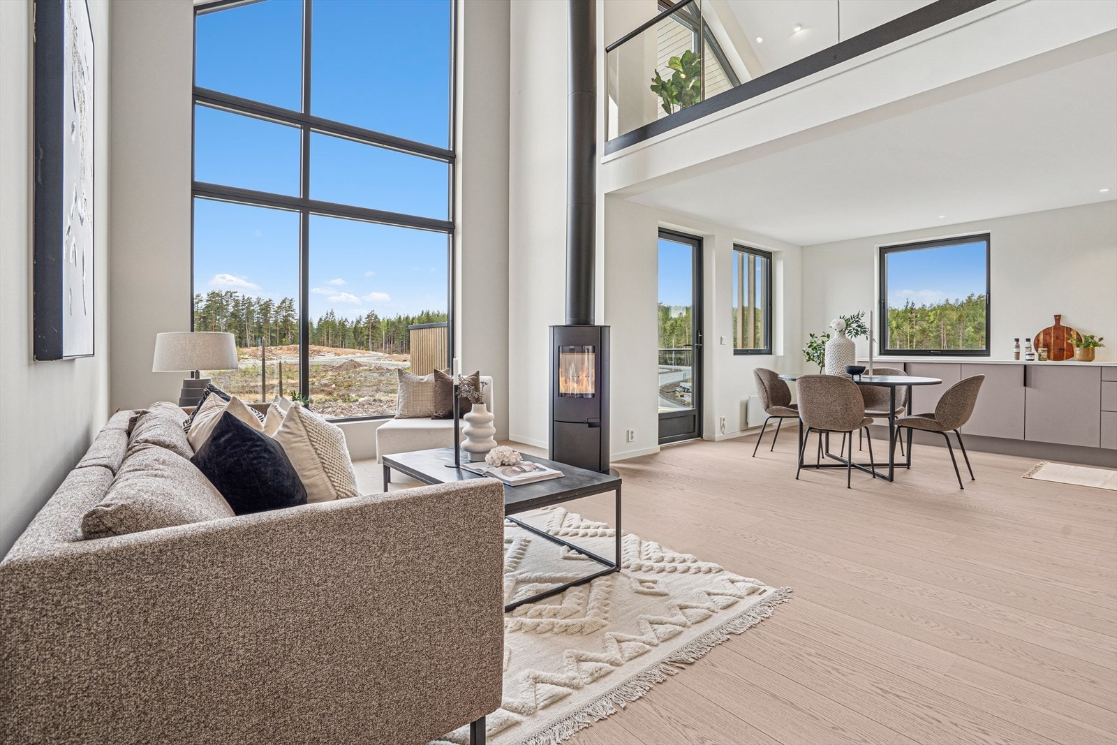 Panoramavinduer samt åpen himling, noe som gir leiligheten en spesielt særegen og luftig følelse. Bildet er tatt av Hjortetråkket 12. Galleribilde