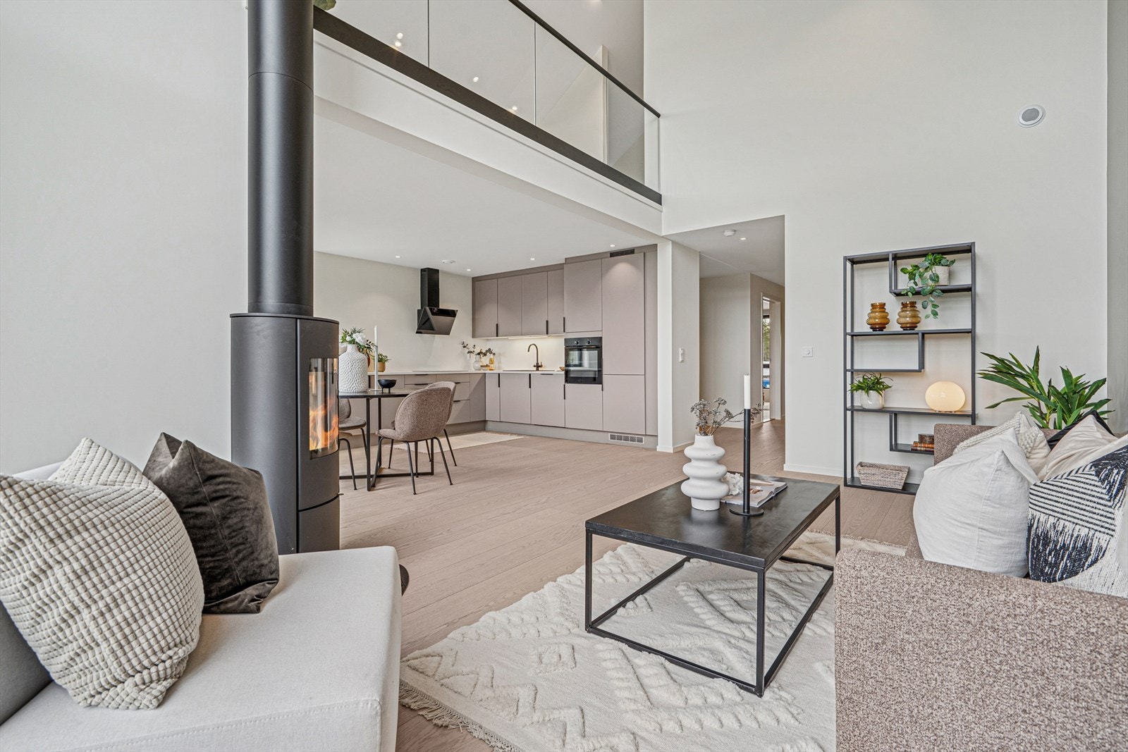 Bildet er tatt av Hjortetråkket 12. Fargen på kjøkkenet er ikke lik som i leiligheten. Galleribilde