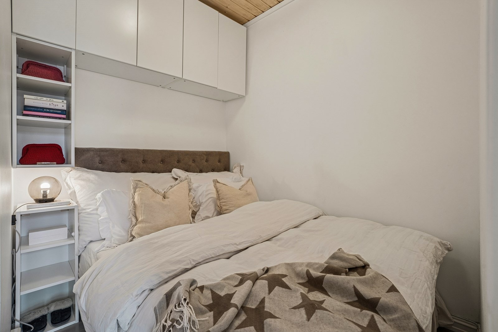 Leiligheten har en sovealkove med plass til seng og tilhørende møblement. I dag er den innredet med en dobbeltseng (160 cm). Galleribilde