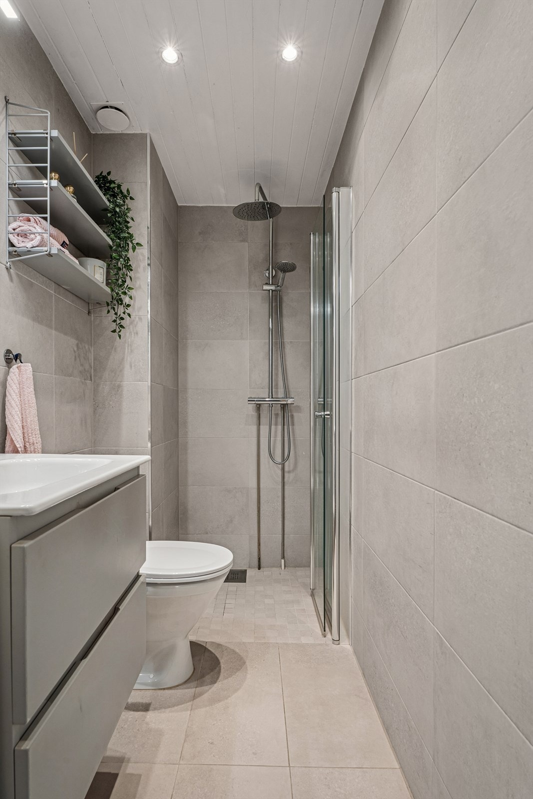 Flislagt bad med varmekabler og downlights med dimmer. Galleribilde