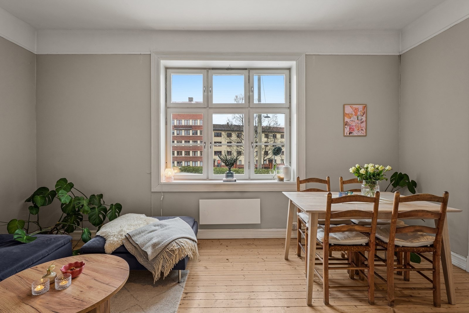 Den store stuen har store vindusflater, originalt tregulv, god takhøyde og flere innredningsmuligheter. Galleribilde