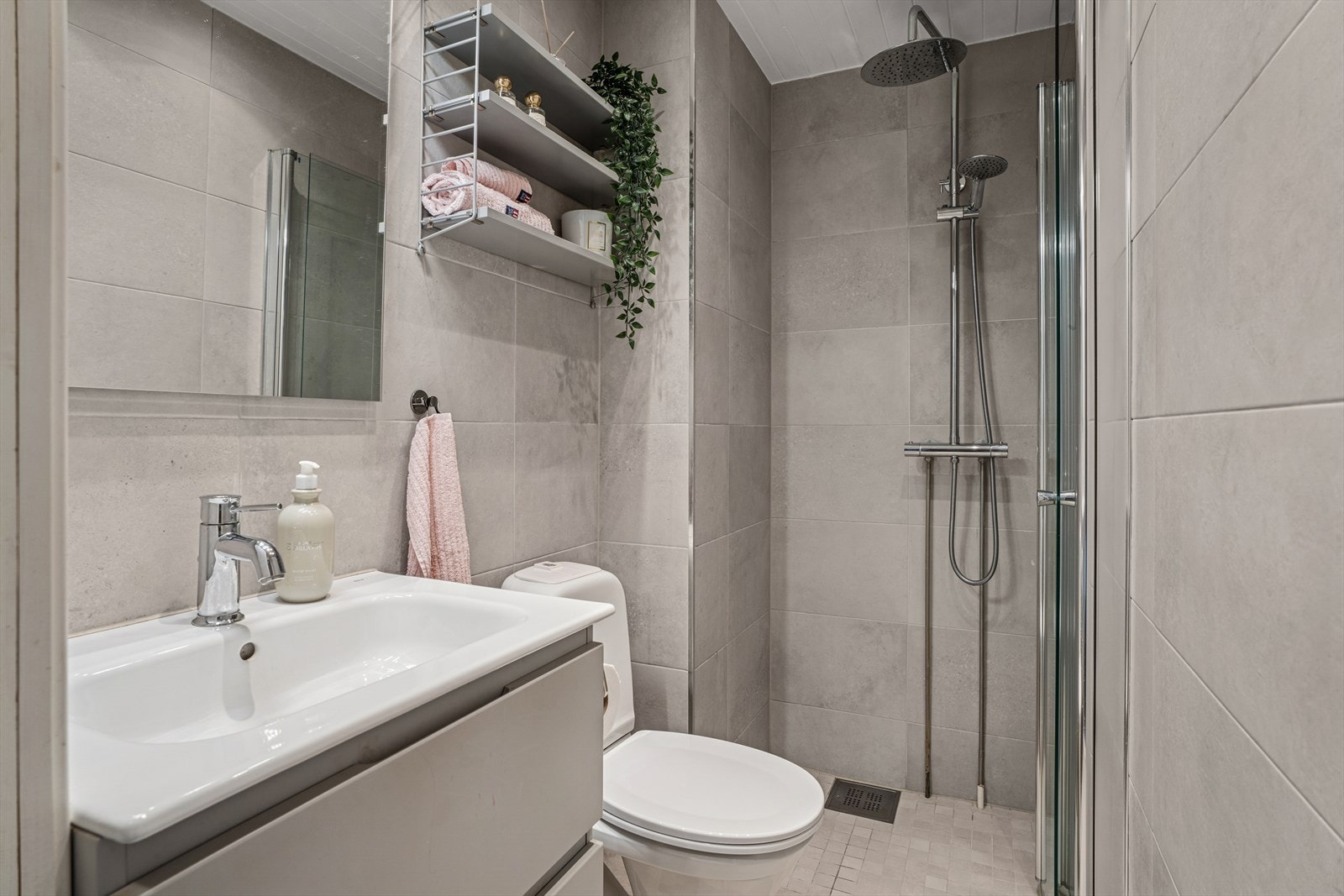 Badet ble oppgradert i 2021 med flis på flis. Underliggende standard er fra 2001, da badet ble pusset opp i regi av borettslaget. Galleribilde