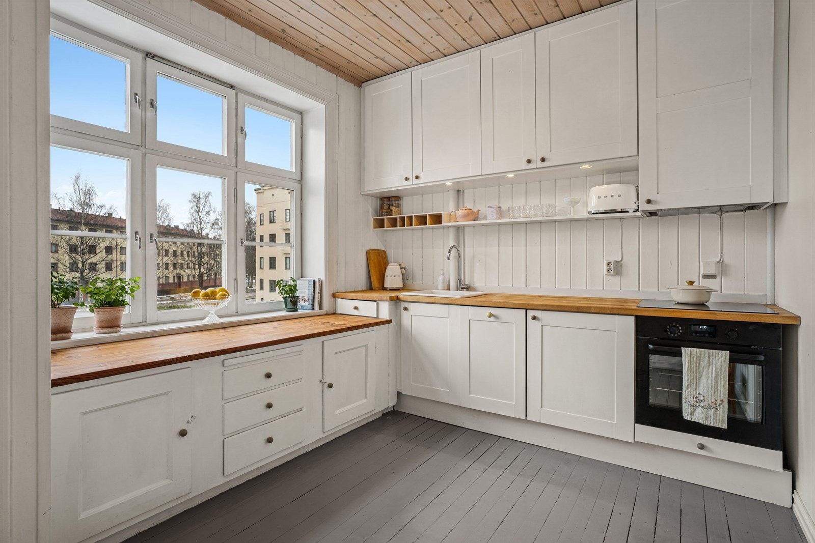 Rommet er lyst og trivelig, godt med skapplass og generøs arbeidsflate. Galleribilde