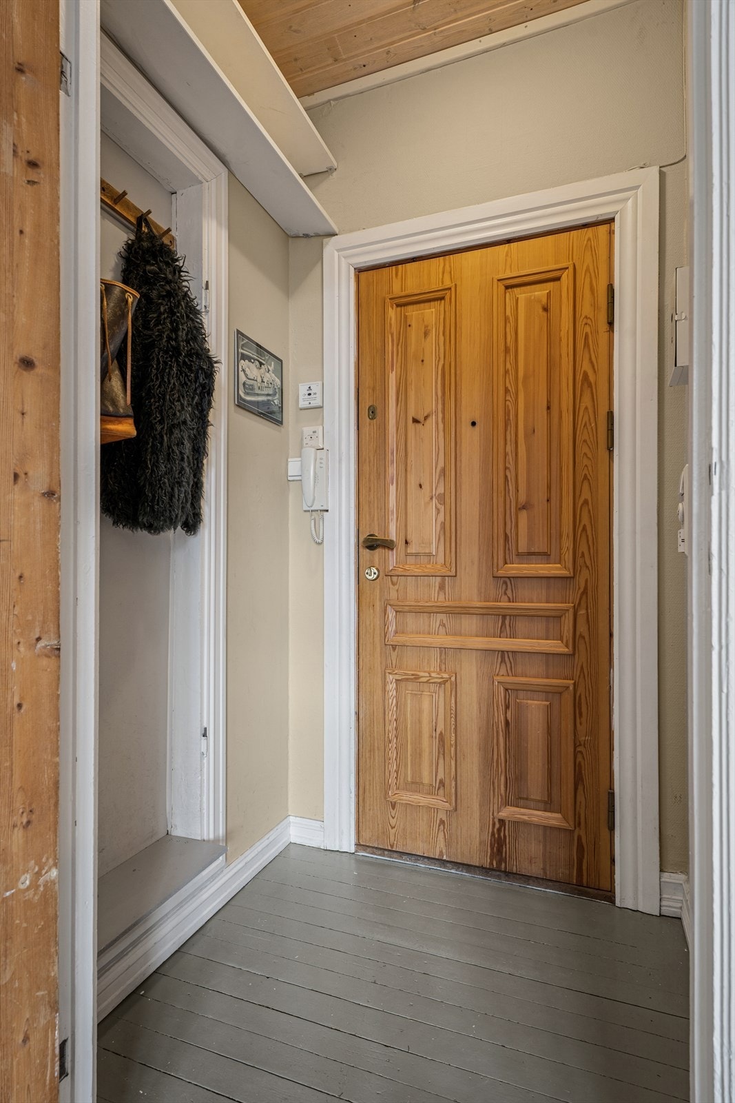 Ved adkomst møtes du av en innbydende entré med originale tregulv. Galleribilde