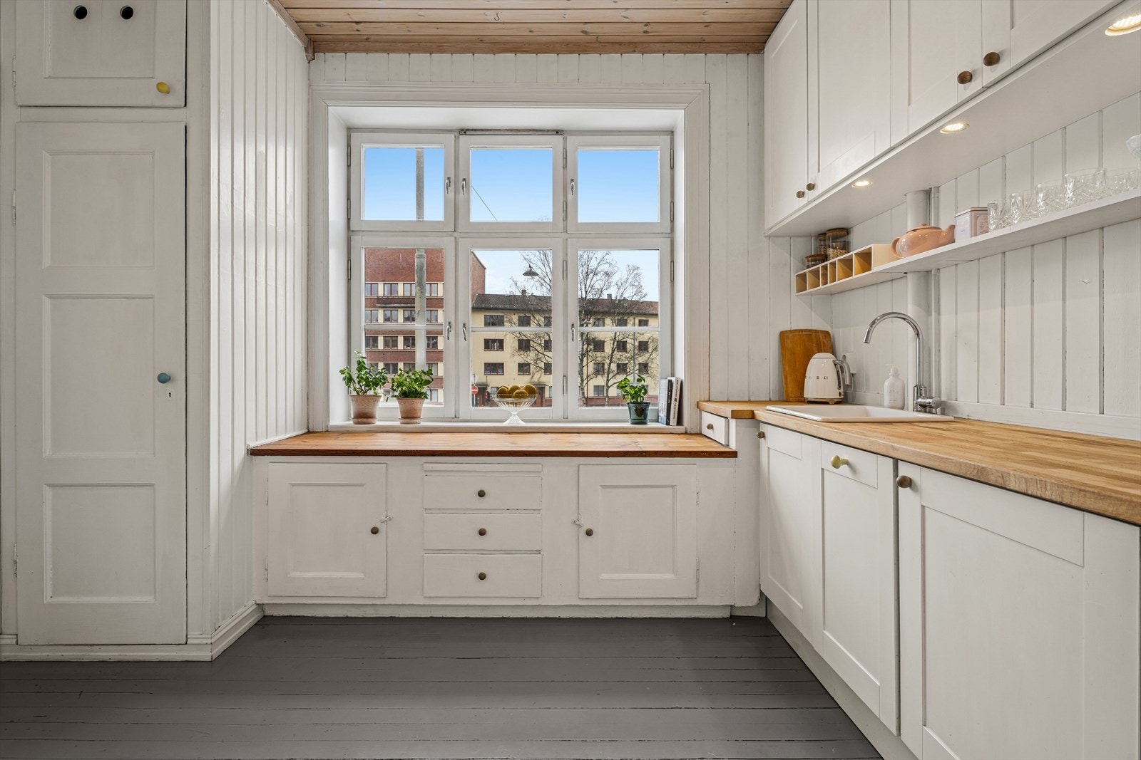 Kjøkkeninnredningen har en varm, klassisk stil med profilerte trefronter og originalt underskap i tre. Galleribilde