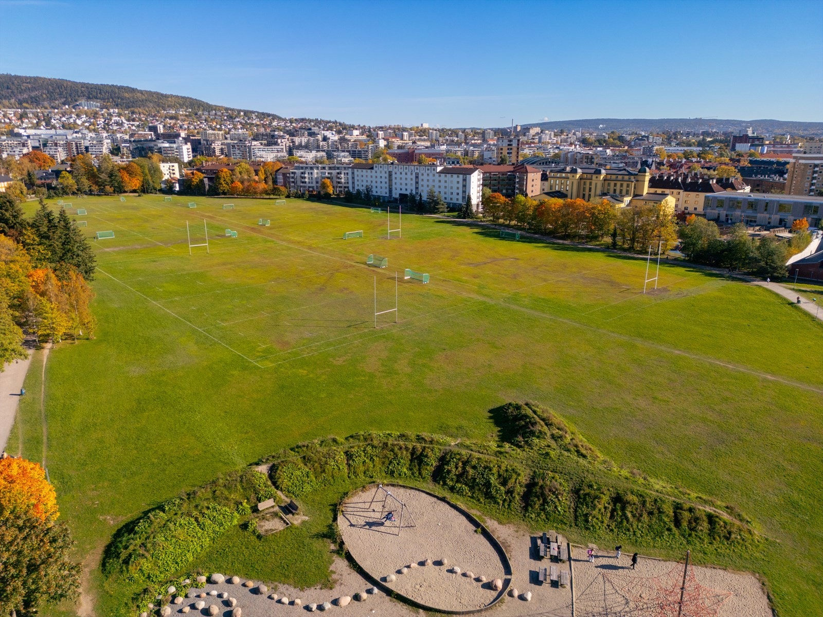 Voldsløkka Idrettsanlegg - med volleyballbaner, skatepark, fotballbaner og joggeløyper. Ikke minst kjøres det opp skispor på vinterstid. Galleribilde