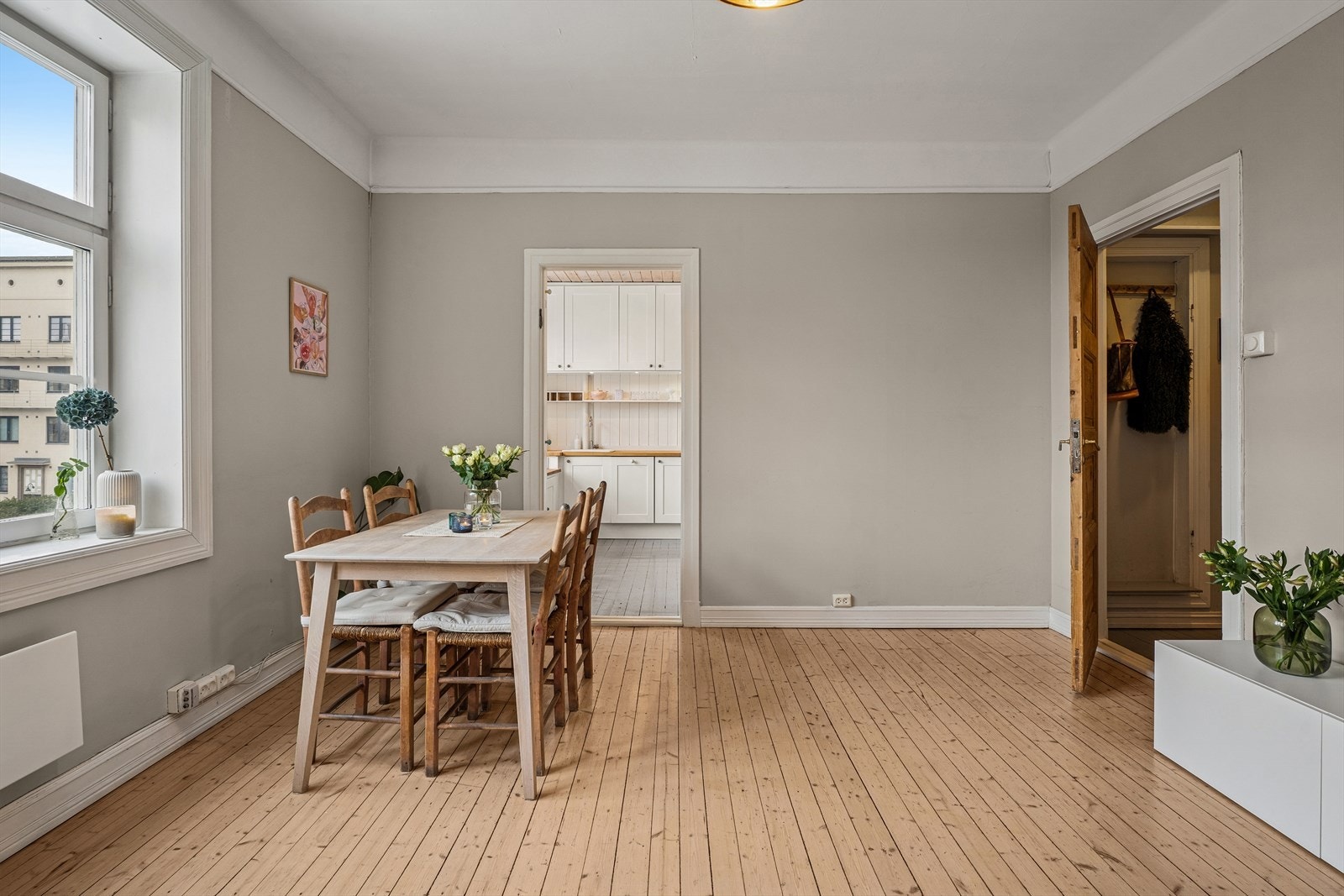 Med en takhøyde i stuen på 2,83 m, er det godt med plass under taket. Galleribilde