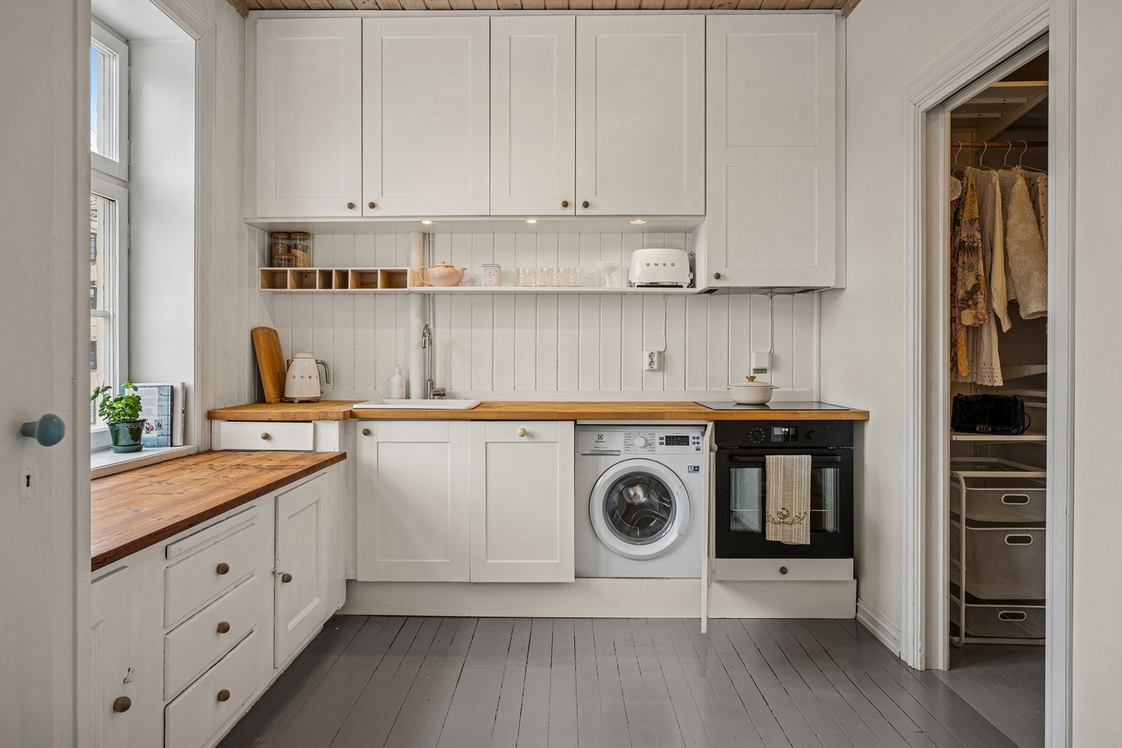 På kjøkkenet er det både oppvaskmaskin og vaskemaskin. Komfyr ny fra 2026. Galleribilde