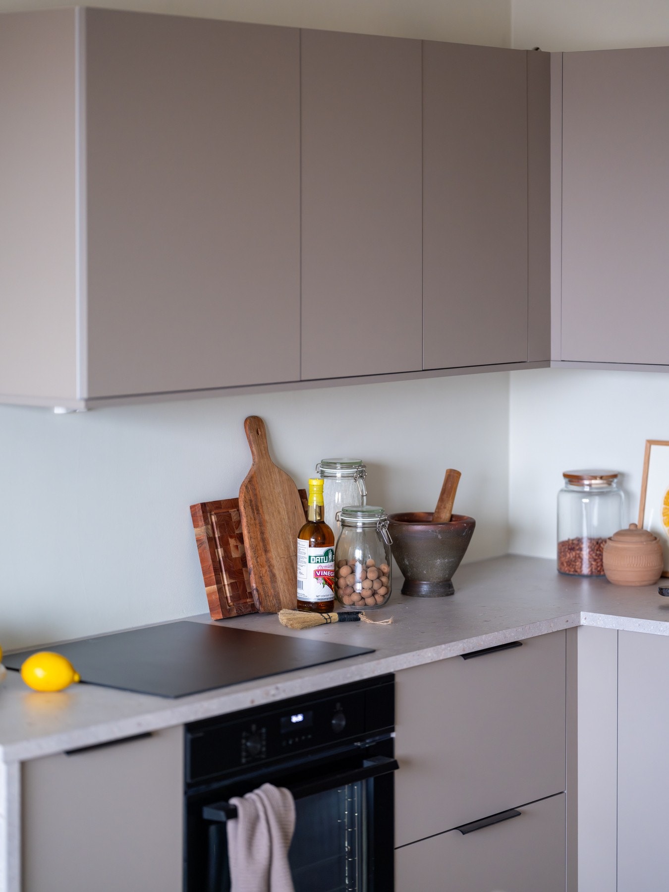 Av integrerte hvitevarer er det platetopp, komfyr, oppvaskmaskin og kjøl-/fryseskap - disse medfølger naturligvis ved salg. Galleribilde