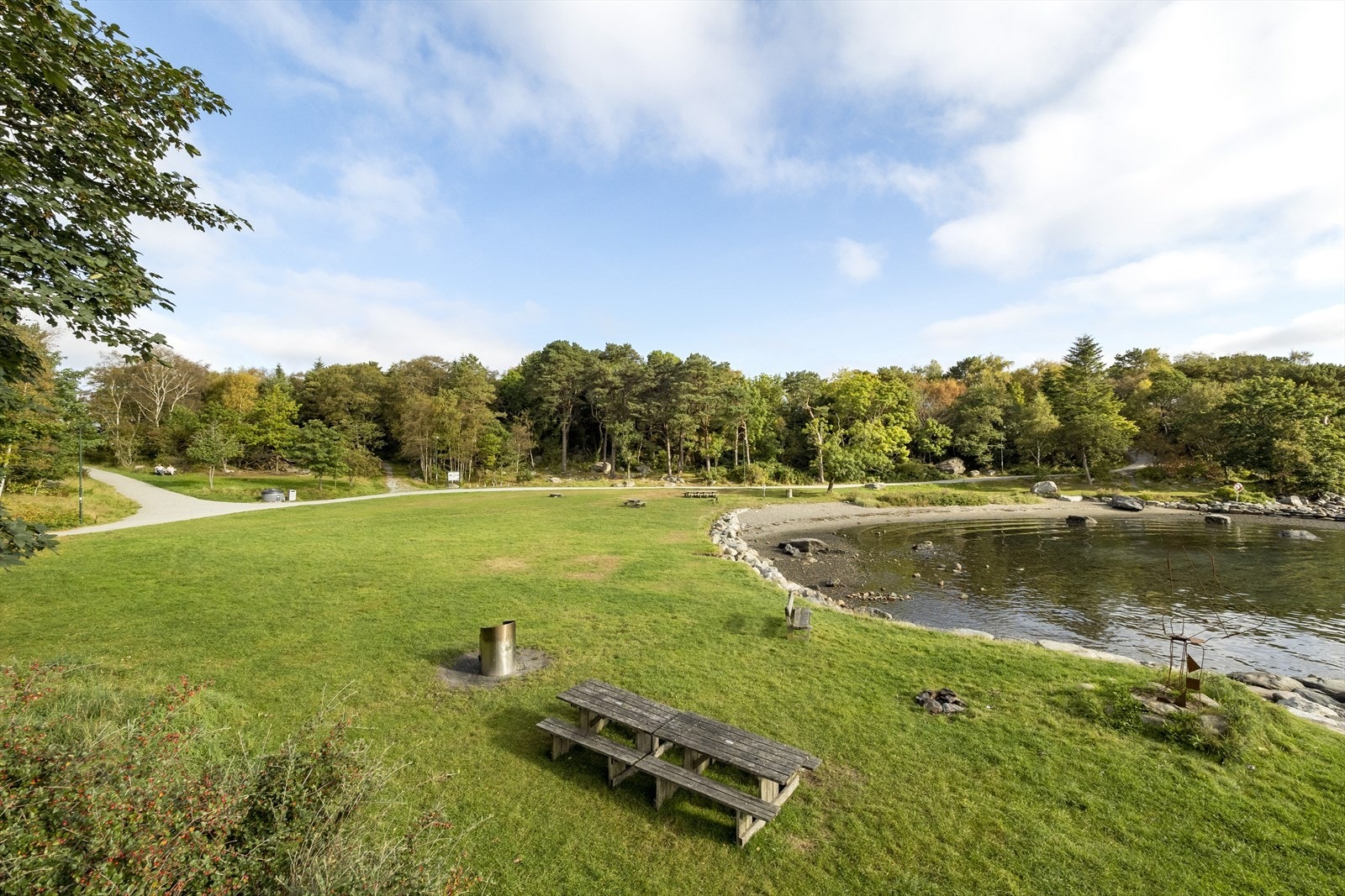 Stien drar deg langs vakre Emmaus, Godalen m.m. - og tilbyr fantastiske bademuligheter for de varme dagene som kommer. Galleribilde